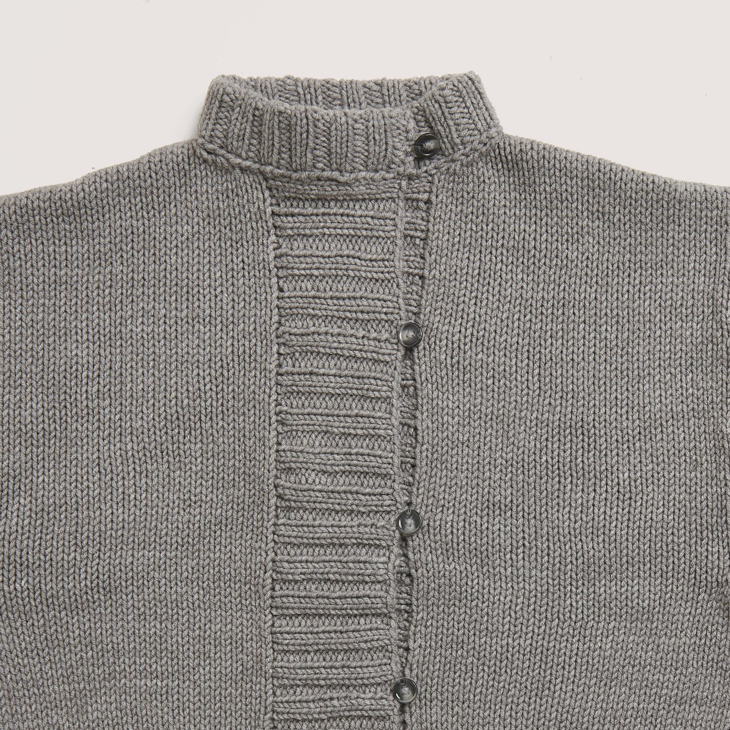 Die Neue Masche No. 14 Winter von idee. Creativmarkt Classik Pullover in Grau-Melange mit Knopfleiste und Stehkragen, gestrickt aus Wolle Rödel.