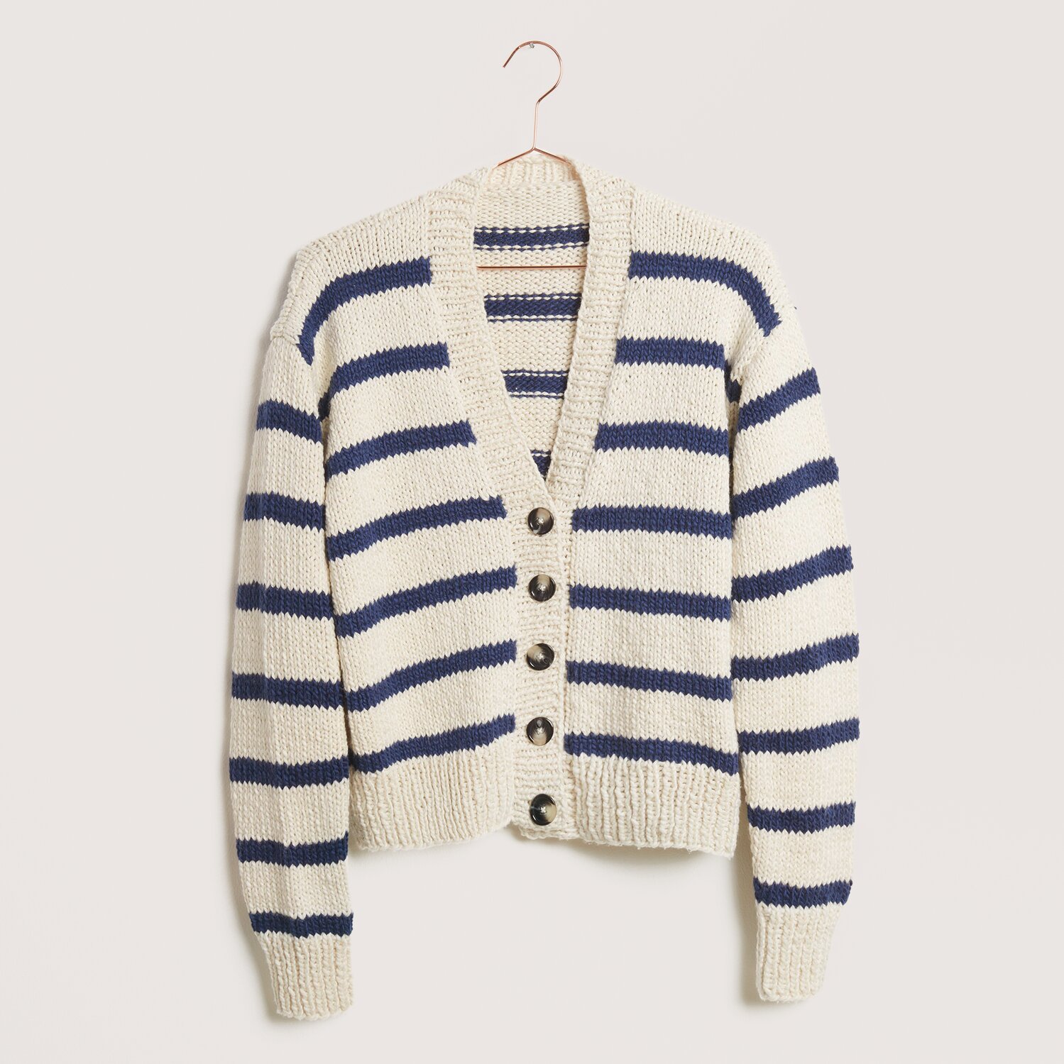 Strickset Jacke Modell 21, gestreift in Creme und Blau, aus Die Neue Masche Nr. 9, Frühjahr-Sommer.
