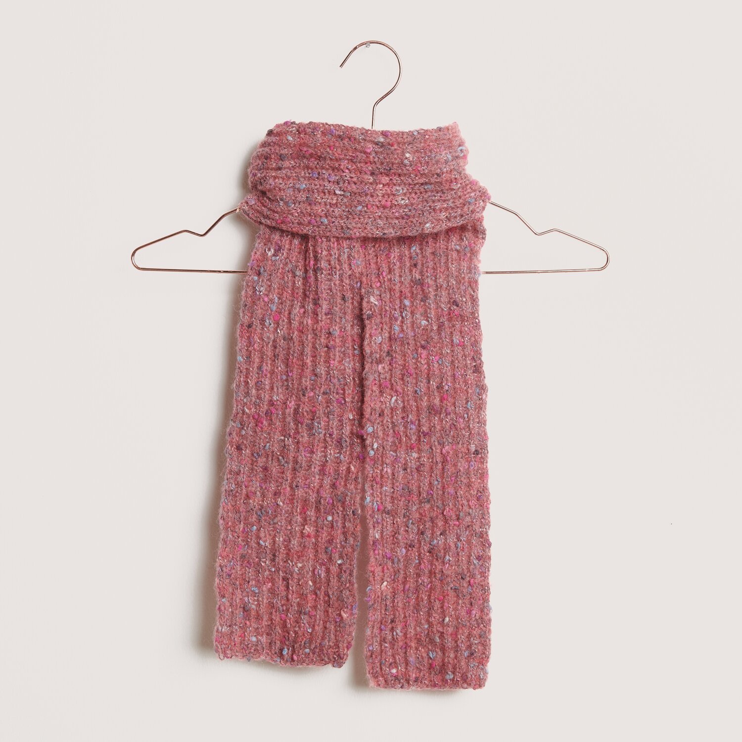 Fashion Cotton Alpaca Fun Neps 50g 215m Farbe Beere von Rico Design Fashion Cotton Alpaca Fun Neps: Beerenfarbener Schal aus weichem Material, aufgehängt an einem Kleiderbügel. Ideal für kalte Tage.