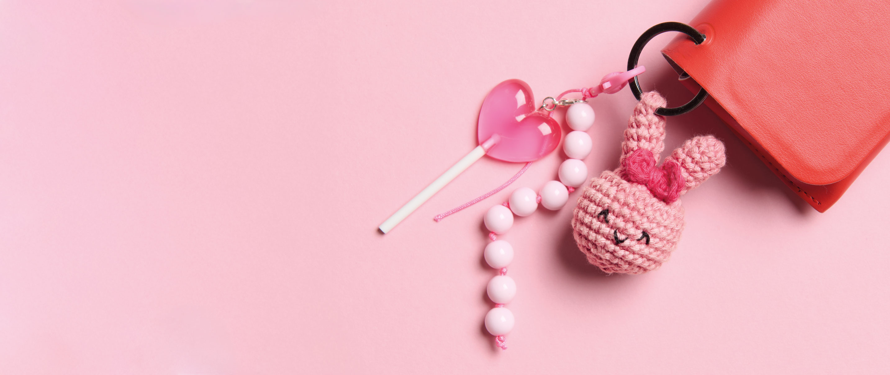 Gehäkelter Hasenkopf hängt als Anhänger an Portemonnaie