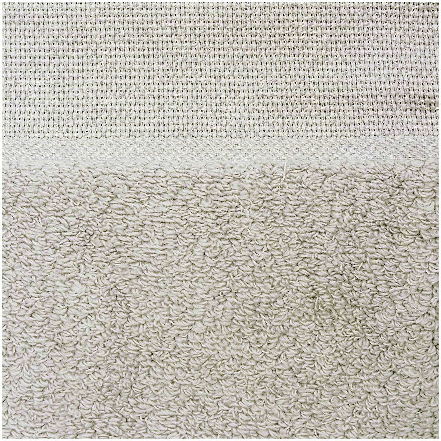 Badetuch mit Kapuze 80x70cm in Betongrau von Rico Design, zeigt weiche Textur und hochwertige Verarbeitung. Ideal für Babys und Kleinkinder.