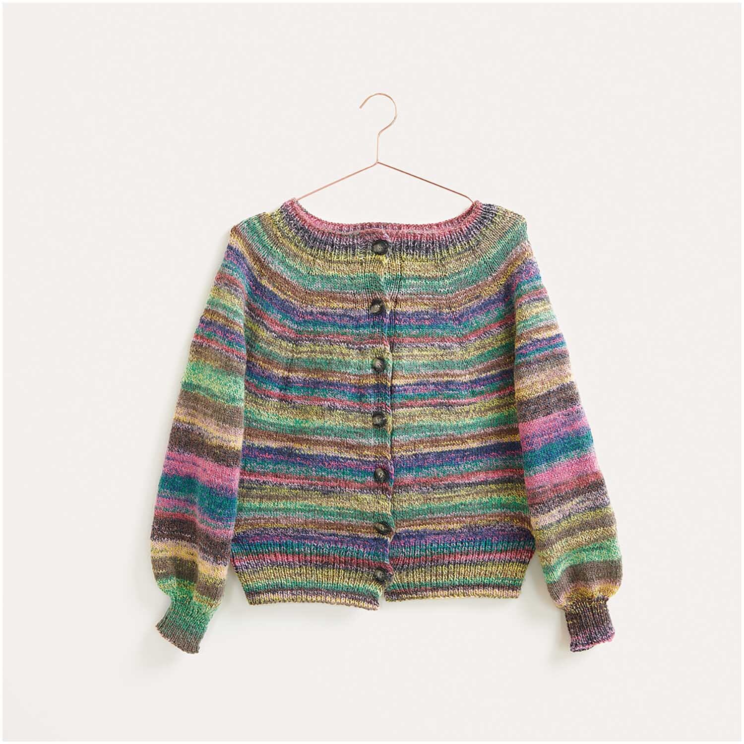 Bunte Strickjacke aus dem Strickset Modell 13 von Chic Unique dk Special. Die Jacke zeigt ein gestreiftes Muster in Grün, Lila und Braun, aufgehängt an einem Kleiderbügel.