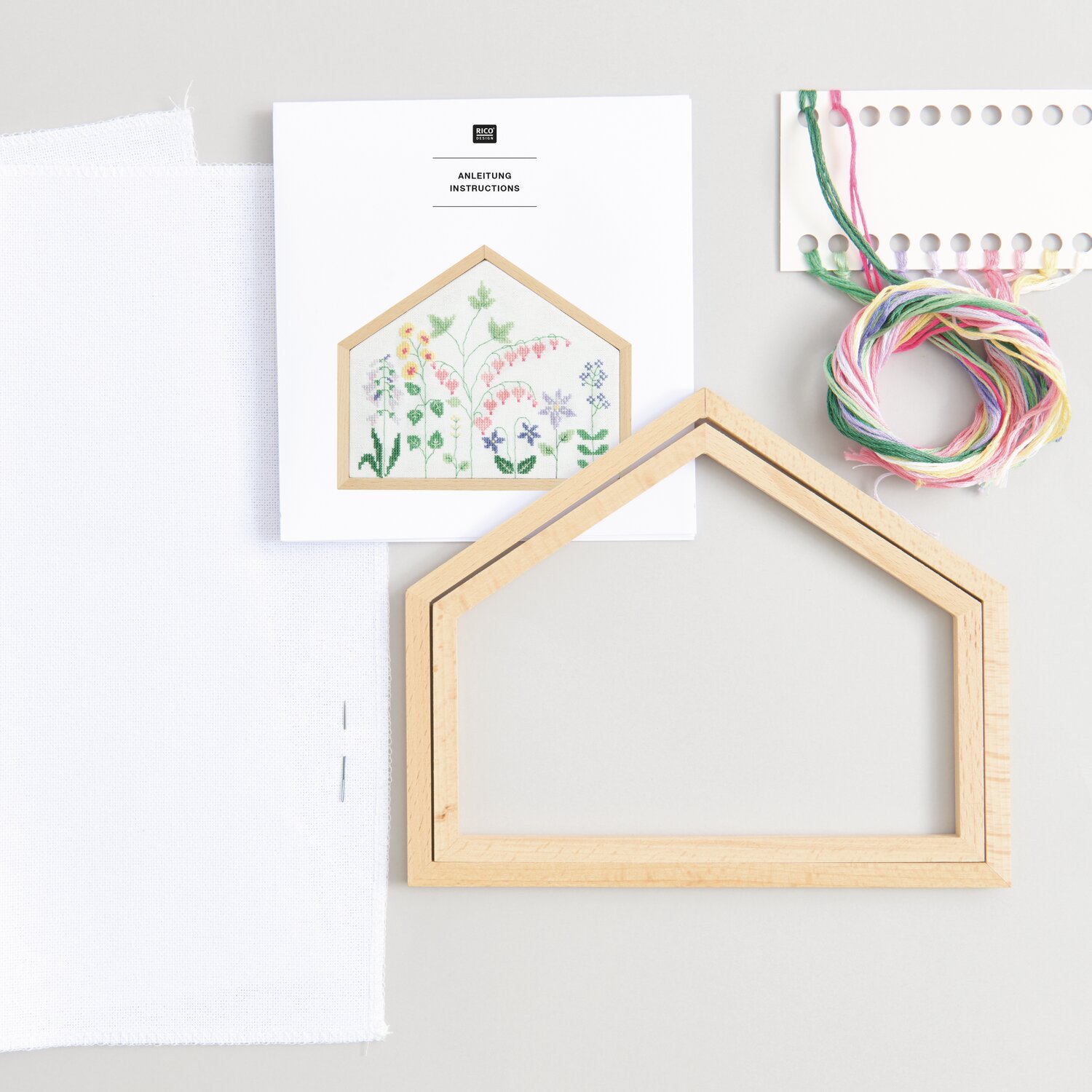 Stickpackung Gezählter Kreuzstich Blumenwiese mit Holzrahmen, Garn und Anleitung von Rico Design. Ideal für kreative Handarbeiten.