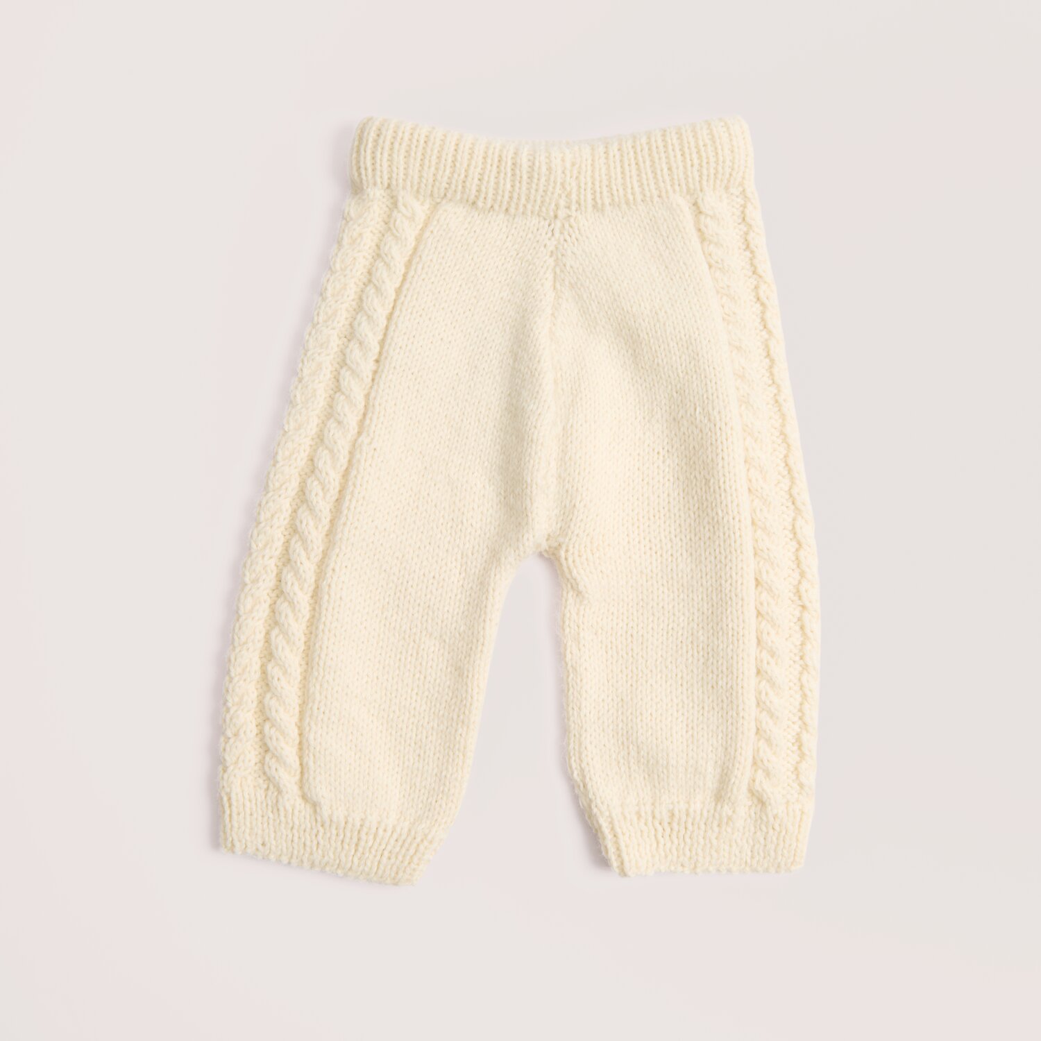 Rico Baby 044 Strickhose für Babys aus Rico Design, weiche Offwhite-Wolle, Zopfmuster an den Beinen, 50g 115m Garn, bequemes Rippbündchen