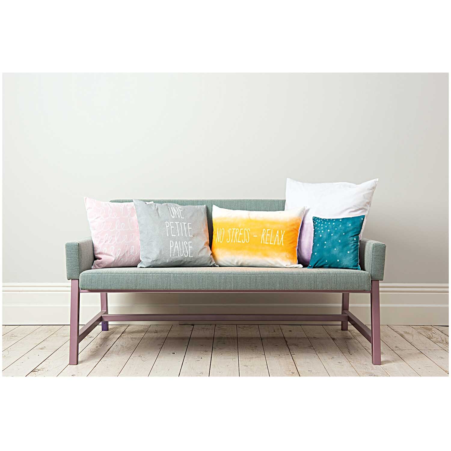 Textil Spray: Ein stilvolles Sofa mit bunten Kissen in einem modernen Raum, ideal für kreative Wohnideen.