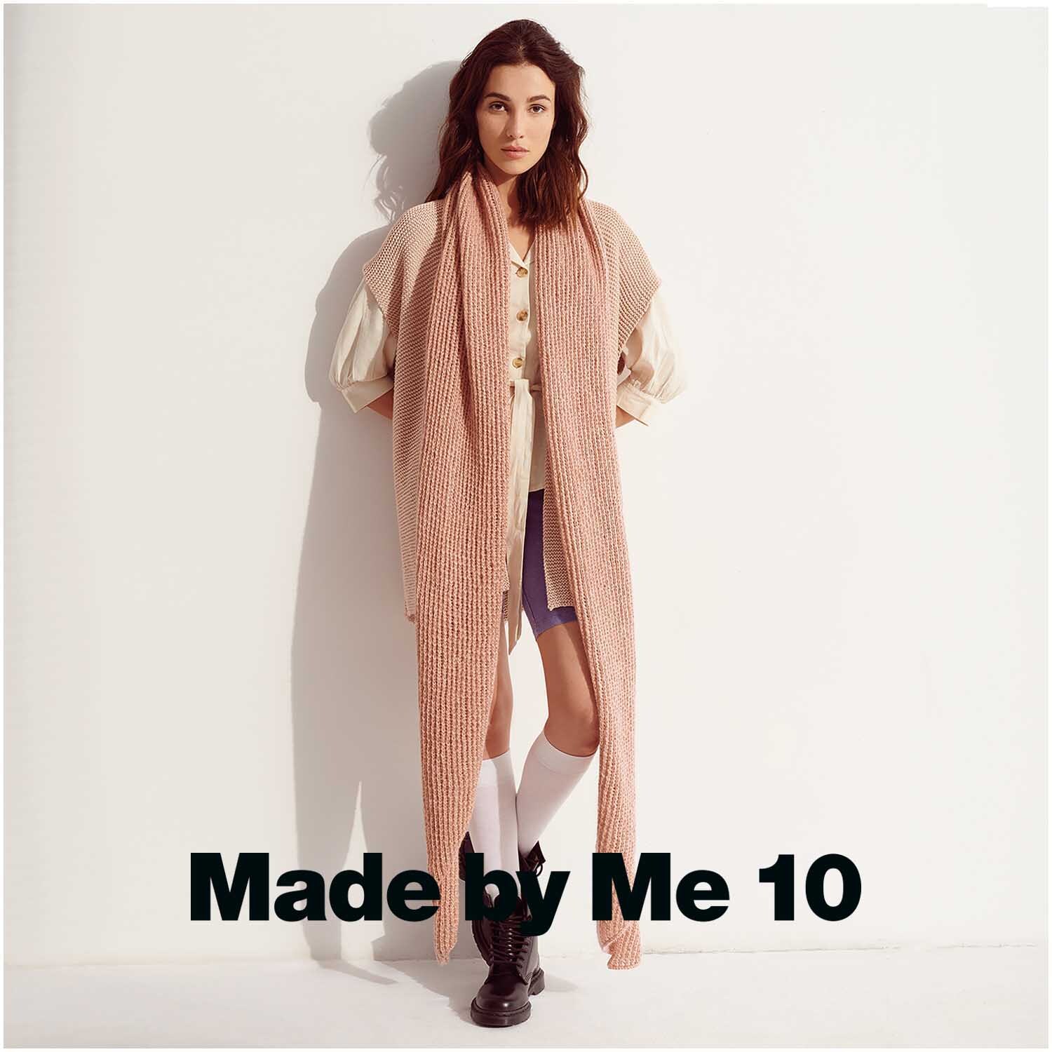 Essentials Super Kid Mohair Loves Silk: Frau trägt langen, rosa Schal von Rico Design, kombiniert mit heller Kleidung.