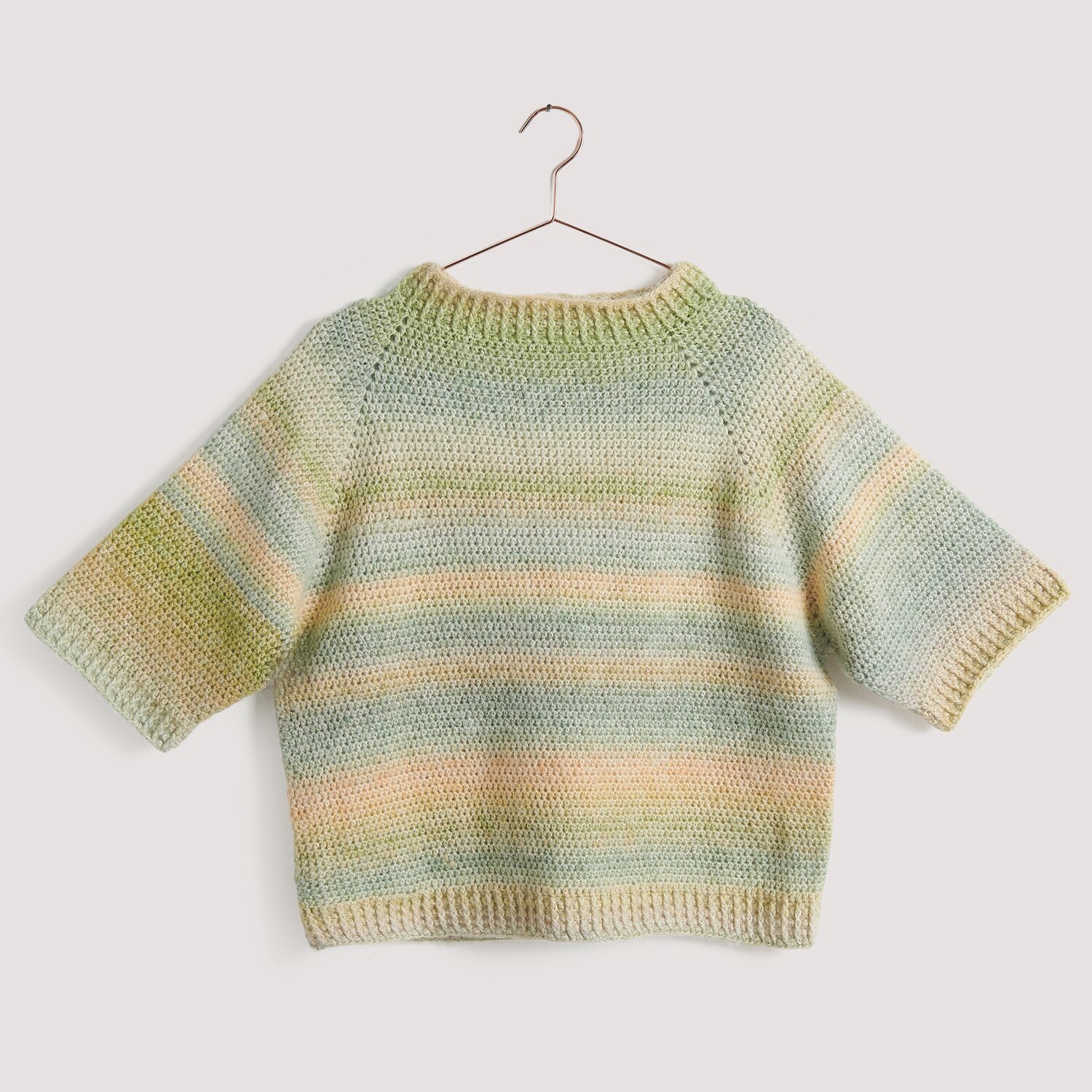 Gestricktes Top-Down-Shirt auf Bügel mit Farbverlauf