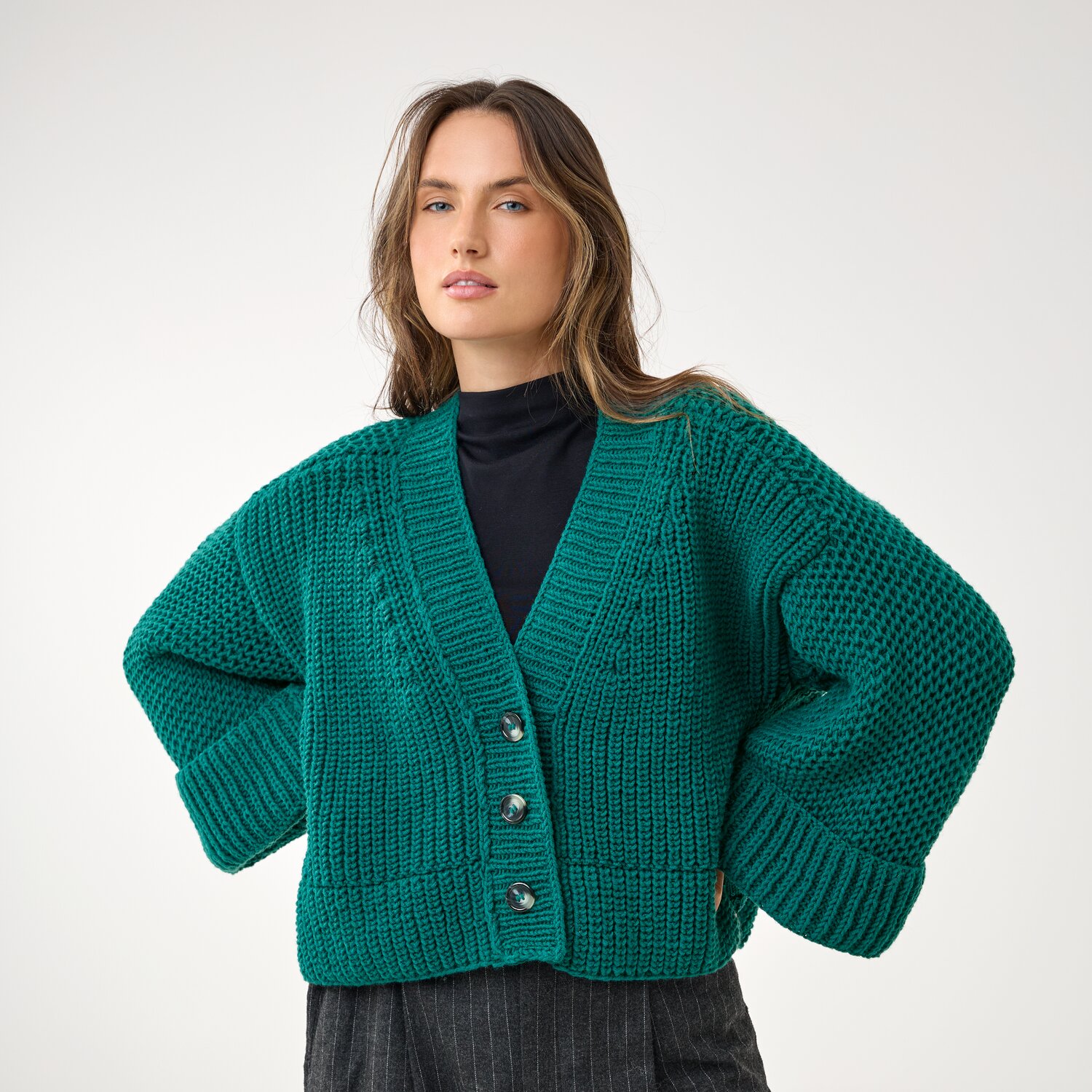 Strickset Jacke Modell 14 aus Die Neue Masche No. 16, locker geschnittene Damenstrickjacke mit Muster, weiter Ärmelpartie und dekorativen Knöpfen