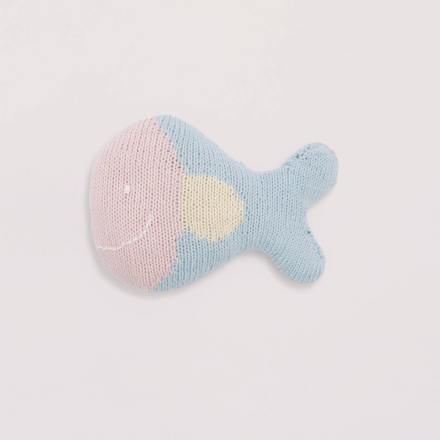 Strickset Kuscheltier Fisch Modell 17 aus Baby Nr. 39 in Rosa, Weiß, Hellblau und Vanille.