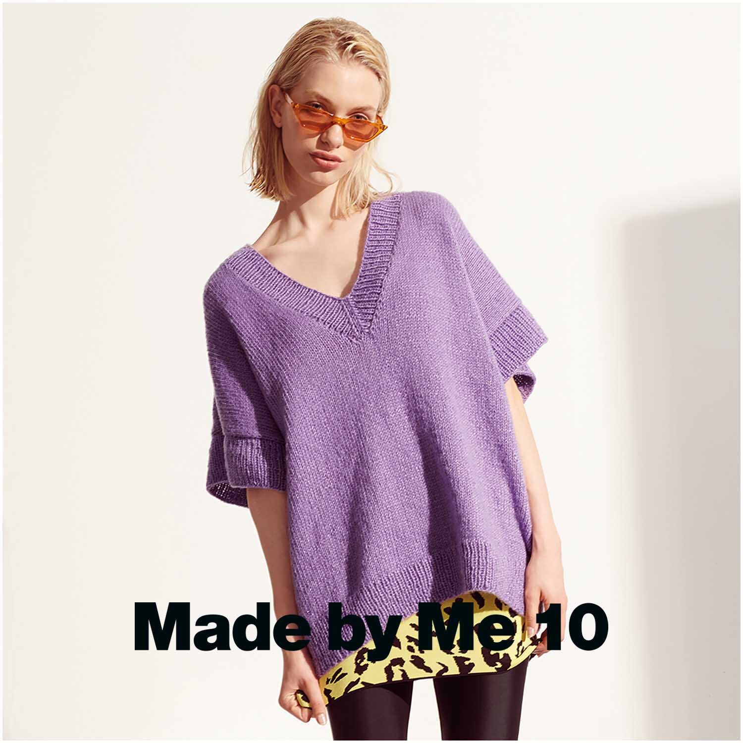 Creative Fluffily dk: Frau in lila Strickpullover von Rico Design, trägt Sonnenbrille, gelbes Kleid.