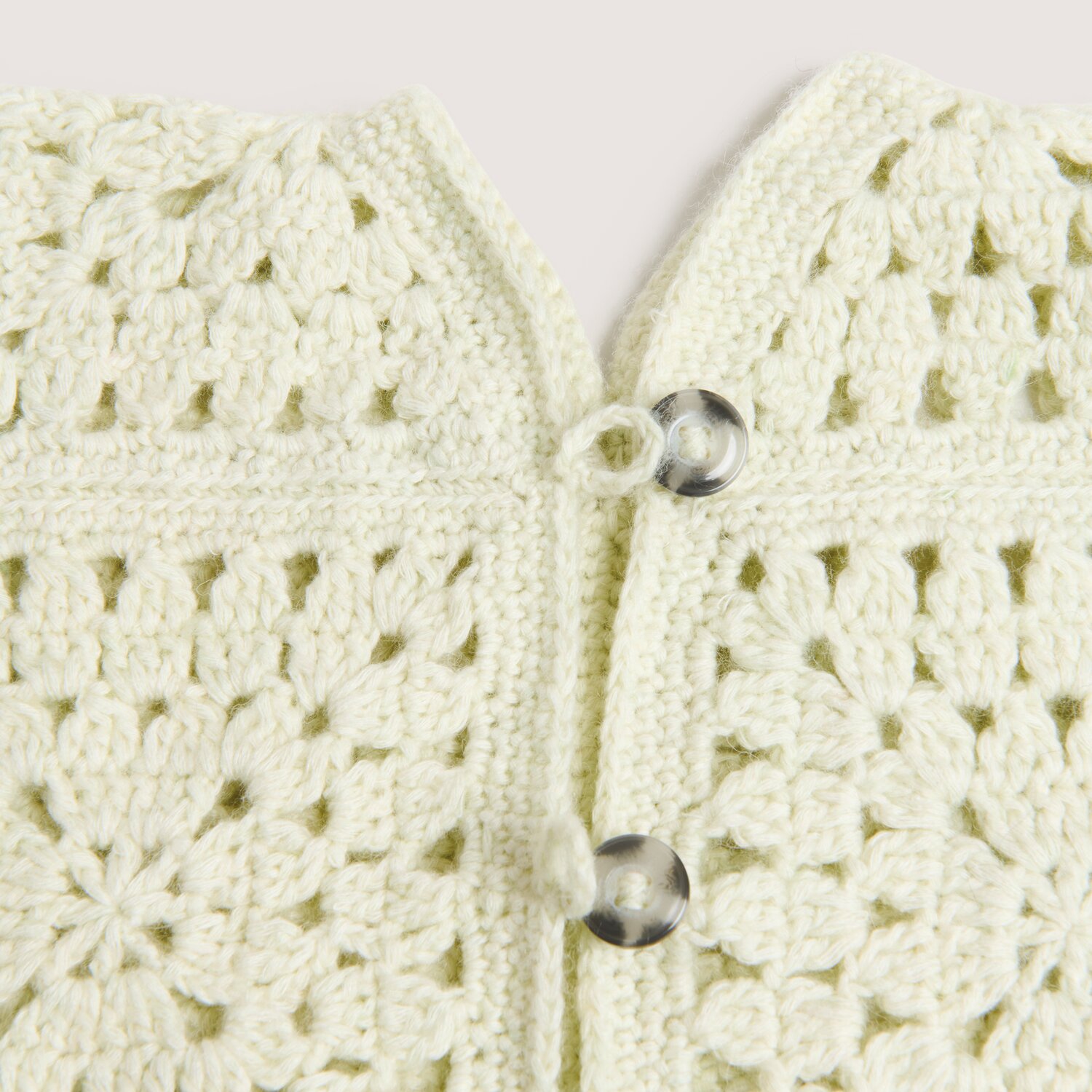Made by Me No. 22 Frühjahr-Sommer: Nahaufnahme einer gestrickten, cremefarbenen Weste mit Knöpfen.