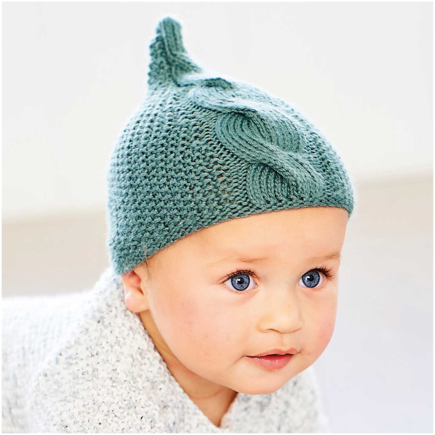 Rico Baby Dream dk uni - A Luxury Touch: Baby mit gestrickter Mütze in Efeu von Rico Design.