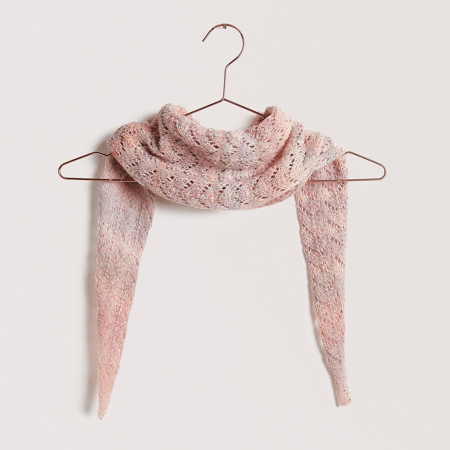 Die Neue Masche No. 12 Frühjahr-Sommer von idee. Creativmarkt Die Neue Masche No. 12 Frühjahr-Sommer: Rosa Schal aus Fashion Cotton Merino Lace, elegant drapiert auf einem Kleiderbügel.