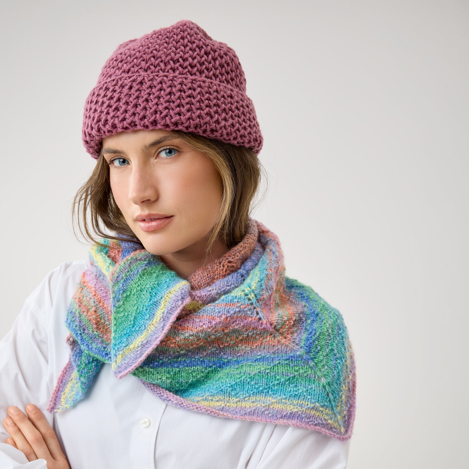 Strickset Mütze Modell 10 aus Die Neue Masche No. 16, locker gestrickt, kombiniert mit Strickset Mini-Dreieckstuch Modell 11 in pastellbunten Streifen