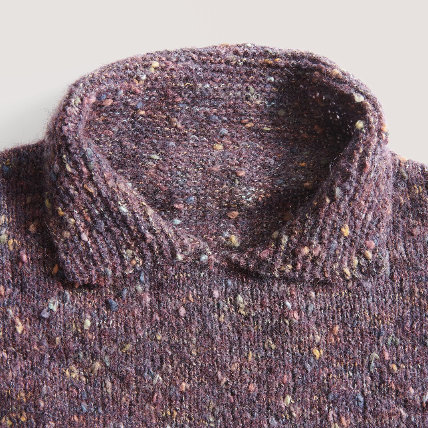 Fashion Cotton Alpaca Fun Neps 50g 215m Farbe Lila von Rico Design Fashion Cotton Alpaca Fun Neps Pullover in Lila von Rico Design, zeigt einen gestrickten Kragen mit bunten Neps auf weicher Textur.