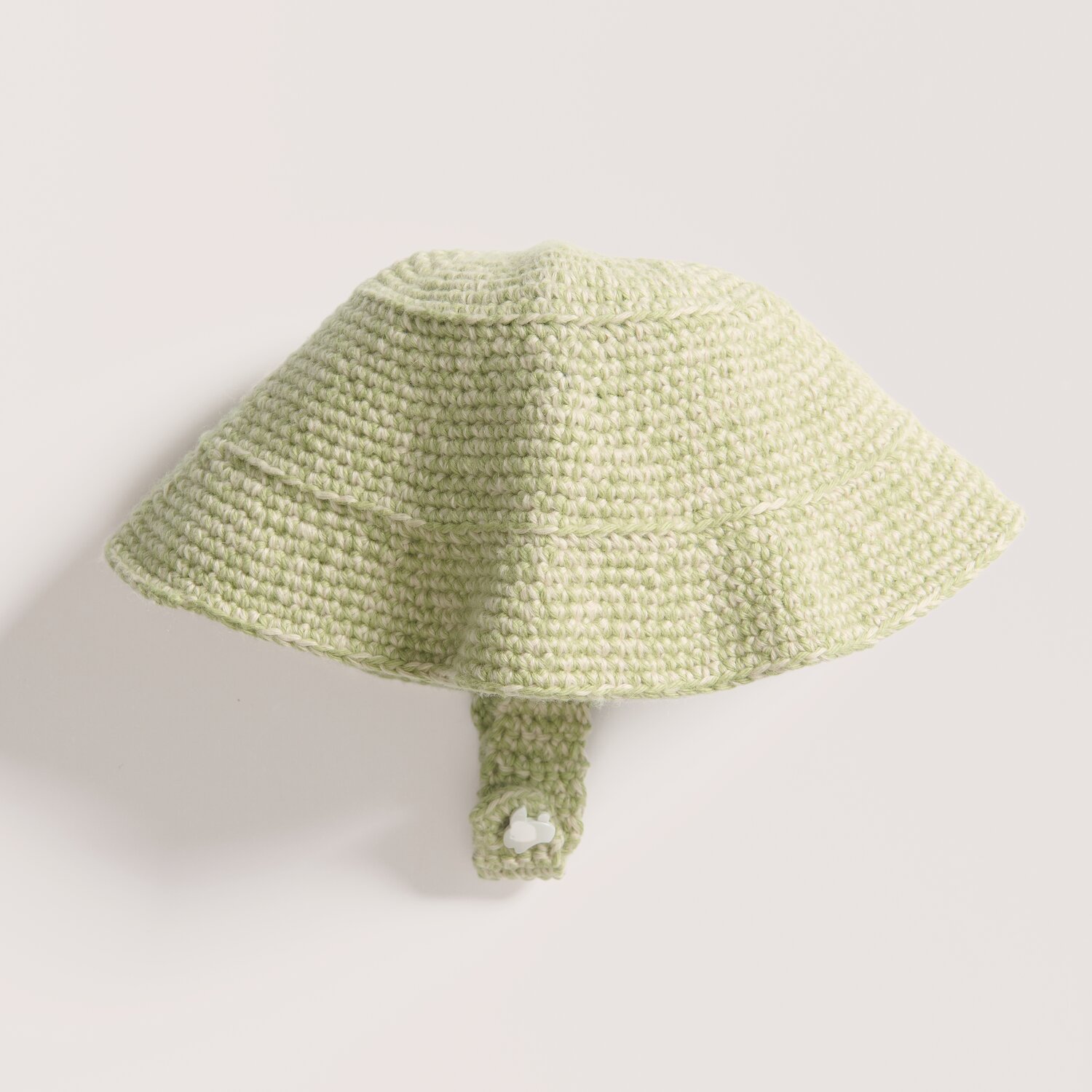 Rico Baby 043: Handgefertigter, salbeifarbener Babyhut aus weichem, organischem Baumwoll-Kaschmir-Garn.