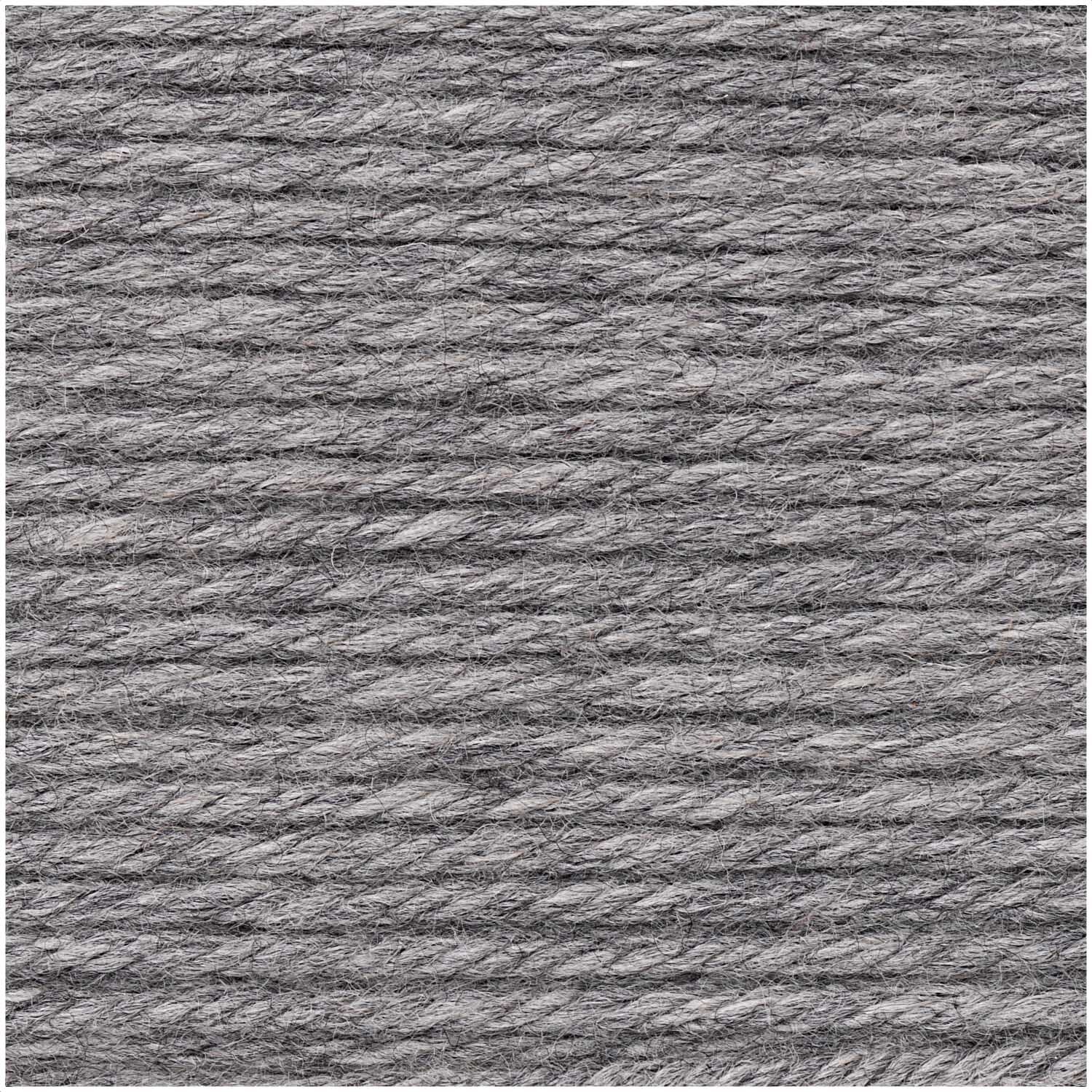 Essentials Cashlana Chunky 50g 66m Farbe Hellgrau Melange von Rico Design Essentials Cashlana Chunky in Hellgrau Melange von Rico Design, Nahaufnahme der weichen, dicken Strickwolle, ideal für warme Projekte.