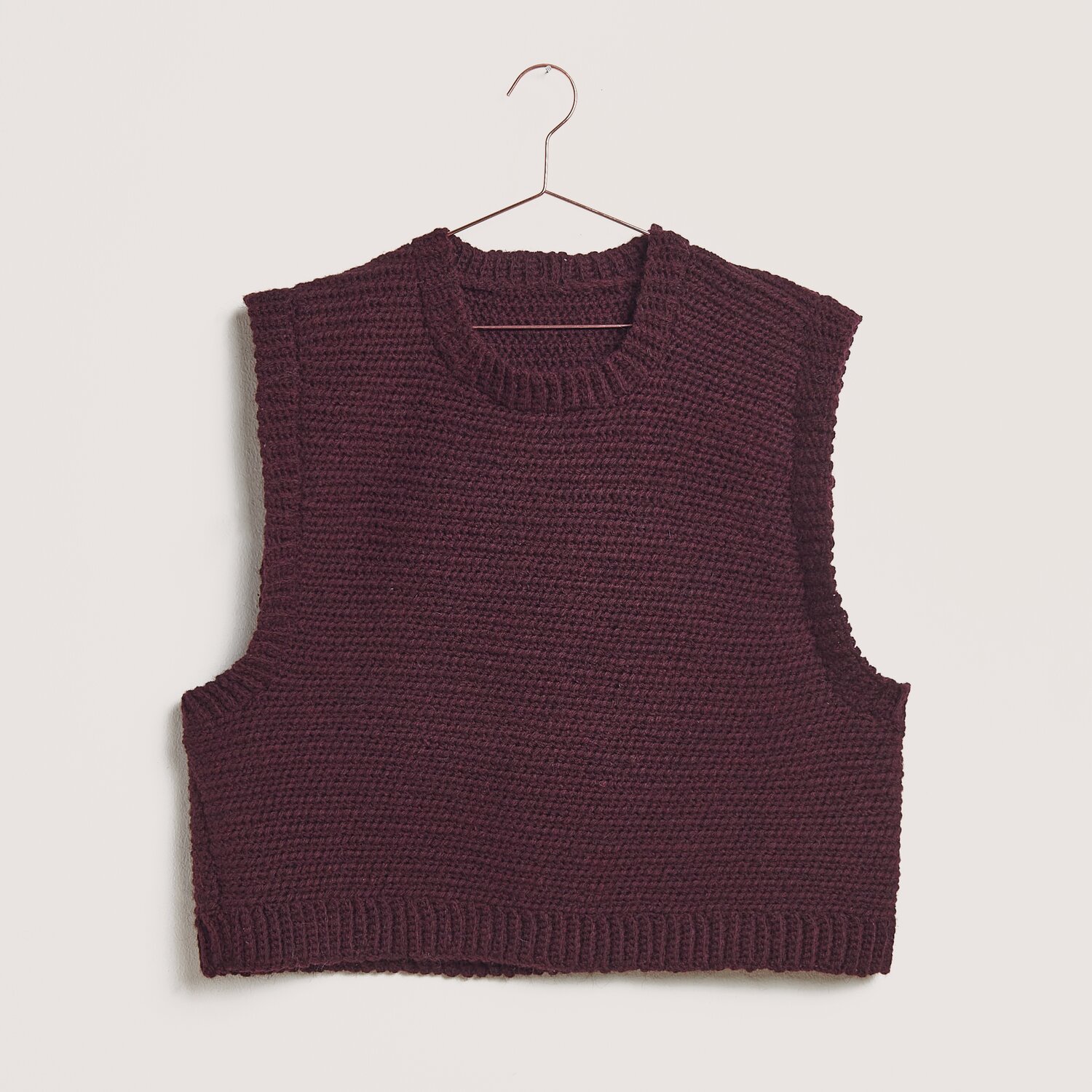 Made by Me No. 21 Herbst-Winter Sprachauswahl deutsch von Rico Design Häkelset Pullunder Modell 27 aus Made by Me No. 21, bordeaux, aus weicher Alpaka-Wolle.