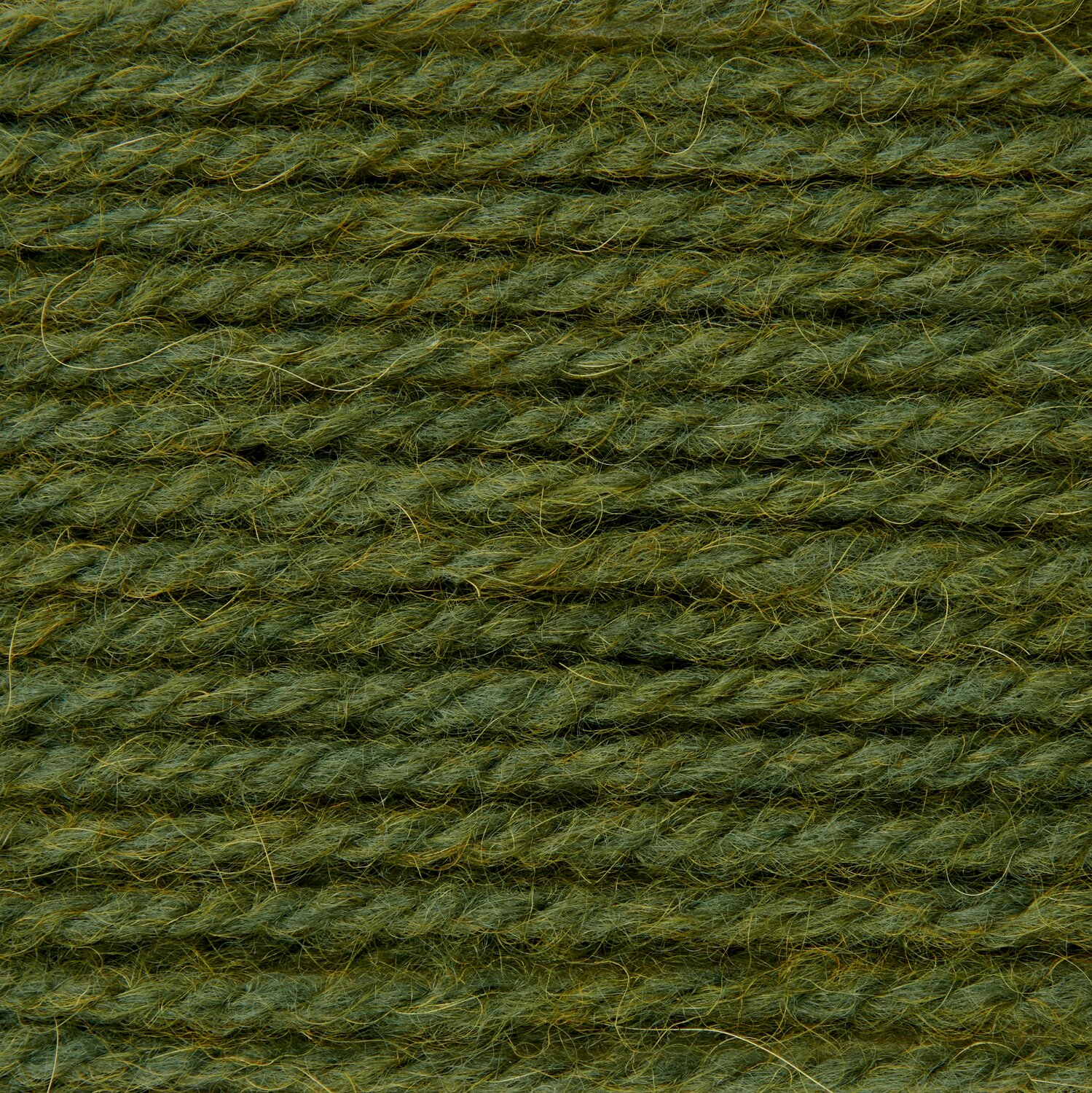 Soft Alpaca, Rico Design, 50g 125m, Nahaufnahme von dicht verzwirntem Garn in gedecktem Olivton mit leicht flauschiger, strukturierter Oberfläche