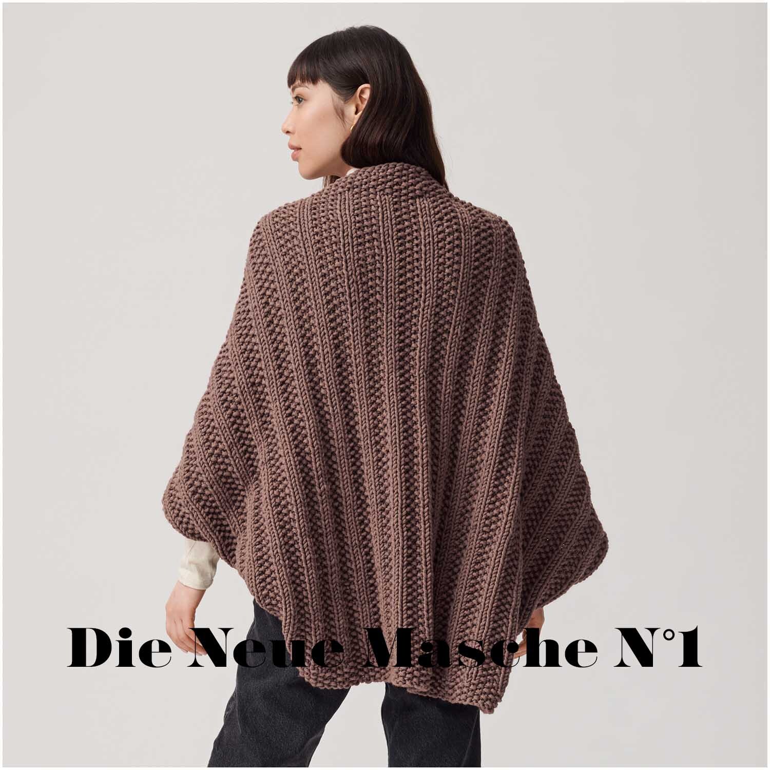 Polar 50g 45m Farbe Taupe von idee. Creativmarkt Polar: Frau trägt gestrickten Poncho in Taupe, aus Wolle Rödel, 50g 45m, stilvoll und elegant.