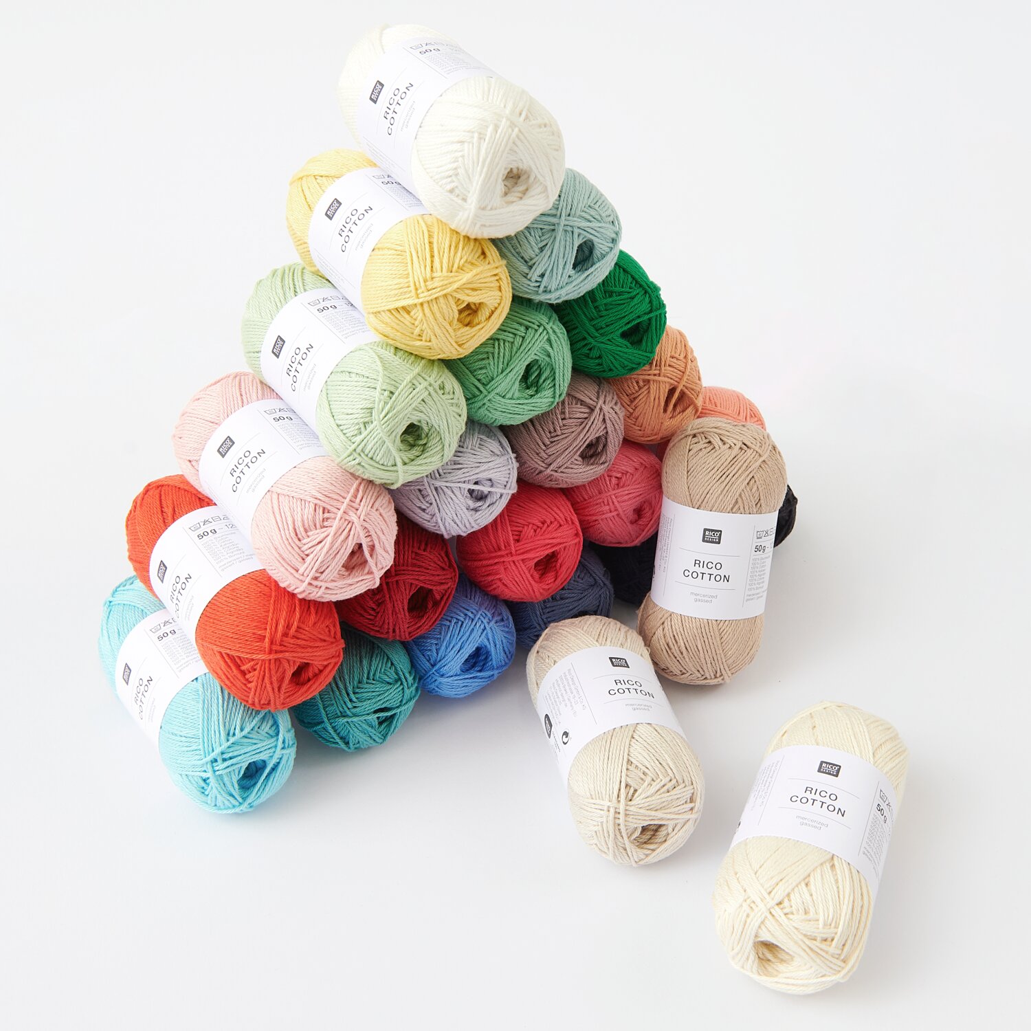 Rico Cotton Sortiment I 240-teilig, bunte Garnrollen in Pyramide, ideal für kreative Projekte.