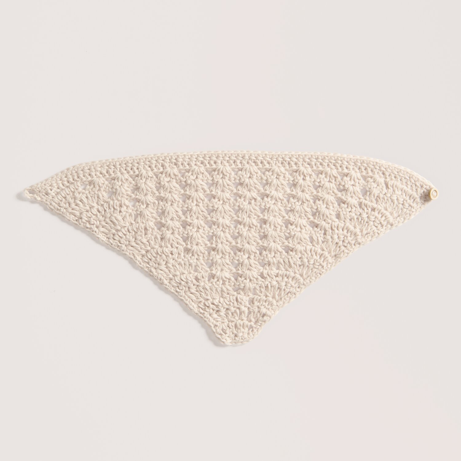 Rico Baby 043, ein gestricktes Dreieckstuch aus weichem, naturfarbenem Baumwoll-Kaschmir-Garn.
