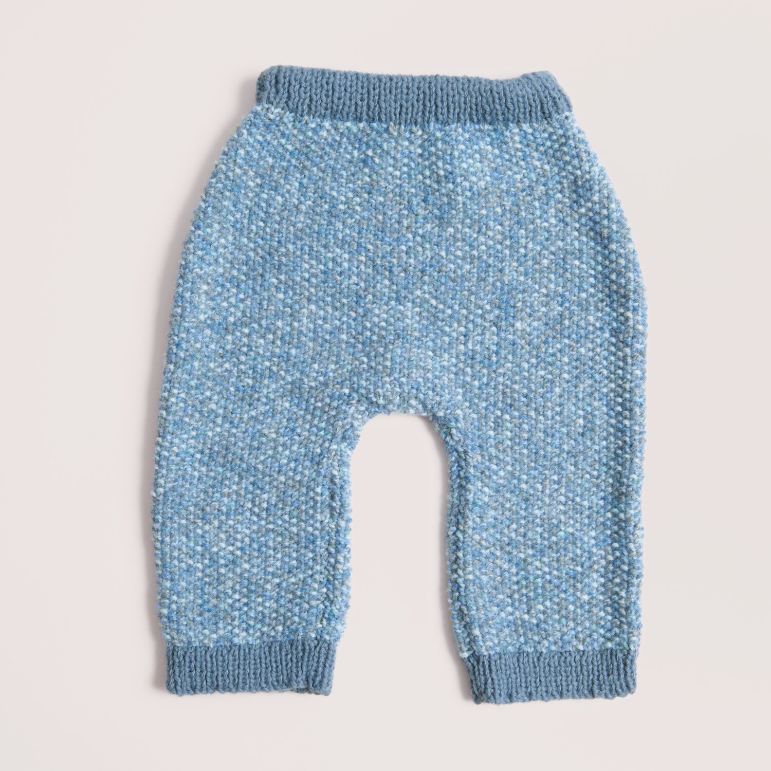 Rico Baby 044, handgestrickte Babyhose aus Rico Design Garn, melierte Aqua Spray Optik, weicher Strick mit Bündchen, ideal für Babys, 50g 115m