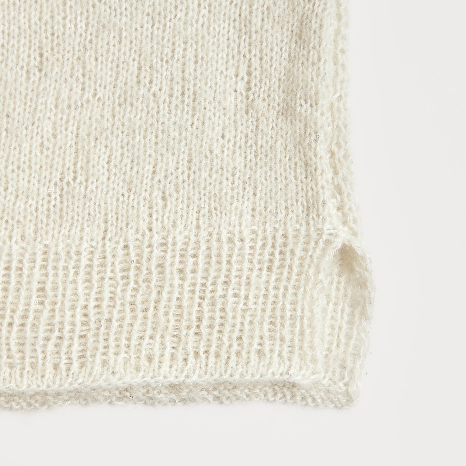 Luxury Alpaca Cotton Fusion zeigt eine cremefarbene Strickprobe mit feiner Textur, ideal für Herbstmode.
