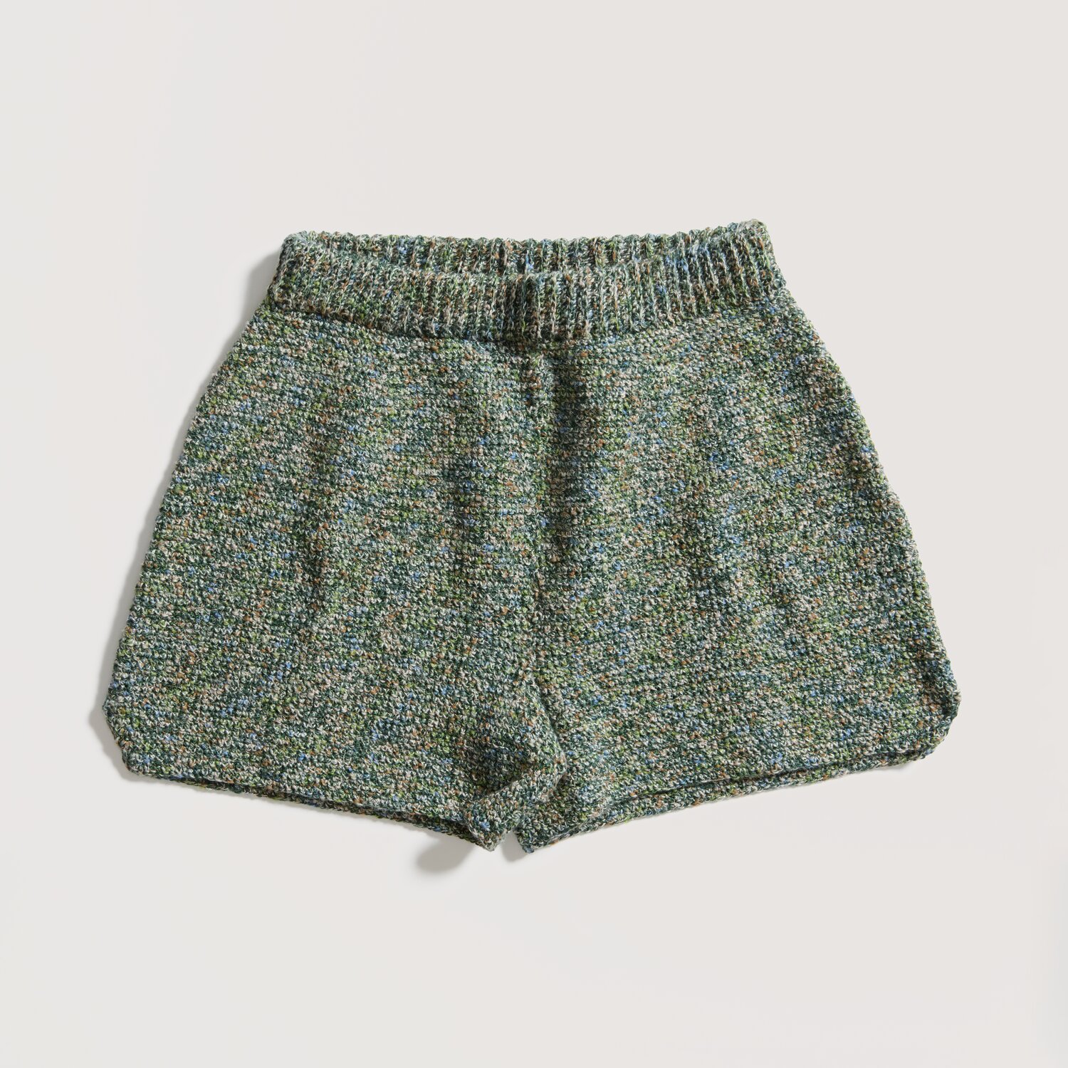 Lovewool No. 22 Frühjahr-Sommer Shorts in Efeu, gestrickt aus Creative Lazy Hazy Summer Cotton dk. Ideal für warme Tage.