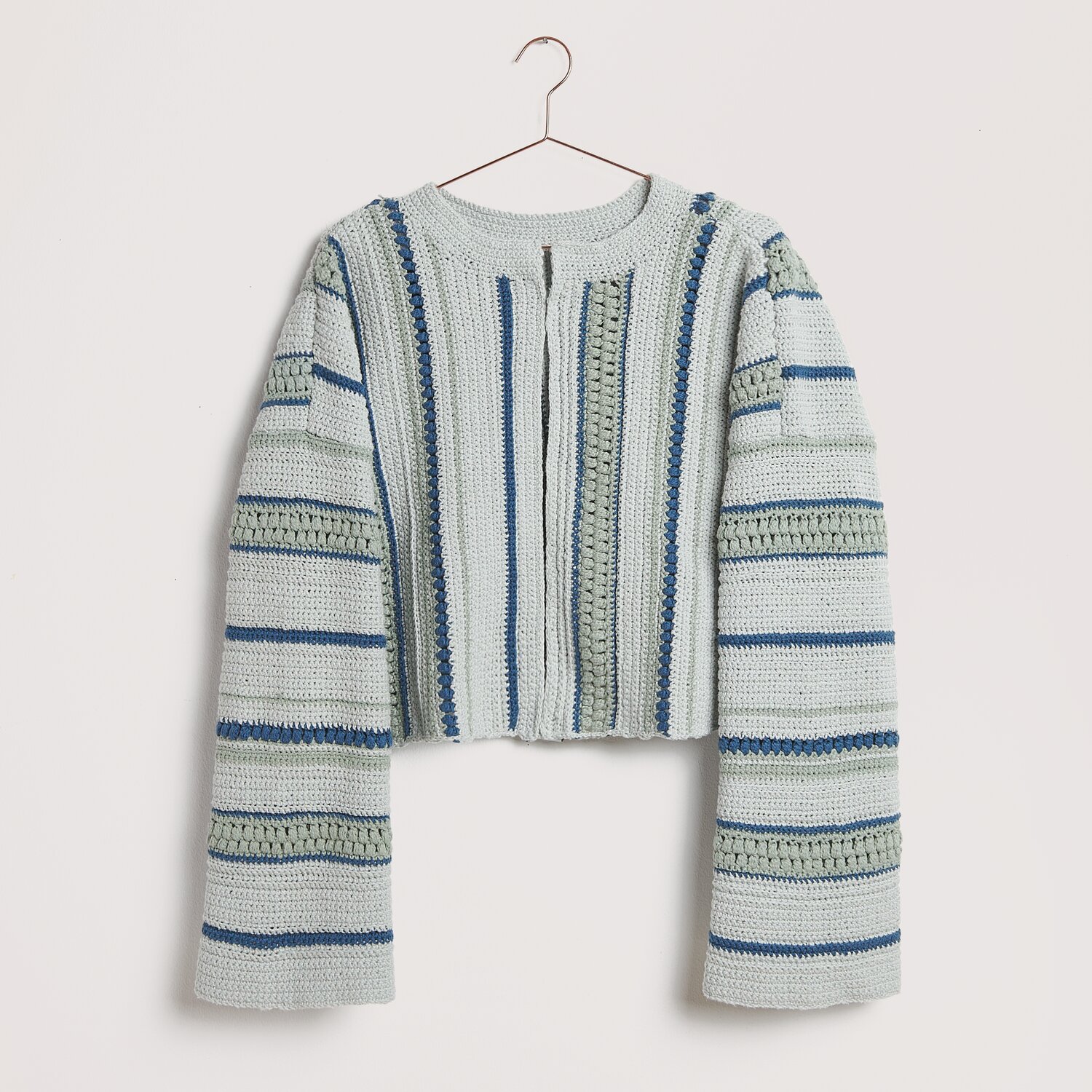 Die Neue Masche No. 12 Frühjahr-Sommer von idee. Creativmarkt Die Neue Masche No. 12 Frühjahr-Sommer: Gestreifter Cardigan in Mint, Salbei und Petrol aus Essentials Super Cotton dk.