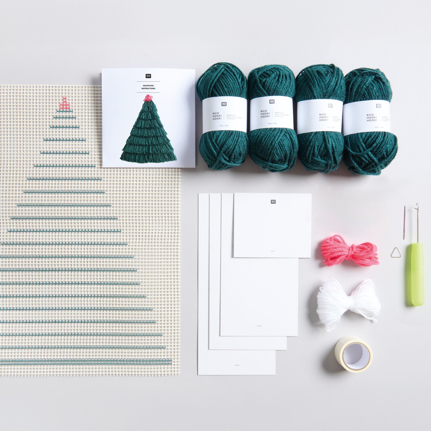 Rico Hooki Hooki Knüpfset Wandbehang Tannenbaum mit grünem Garn, Anleitung und Zubehör. Ideal für kreative DIY-Projekte zur Weihnachtszeit.