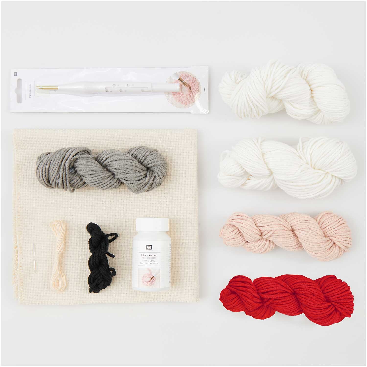 Punch Needle Packung Kissen Santa: Set mit Garnen in Grau, Weiß, Rosa, Rot und Werkzeugen von Rico Design. Ideal für kreative Projekte.
