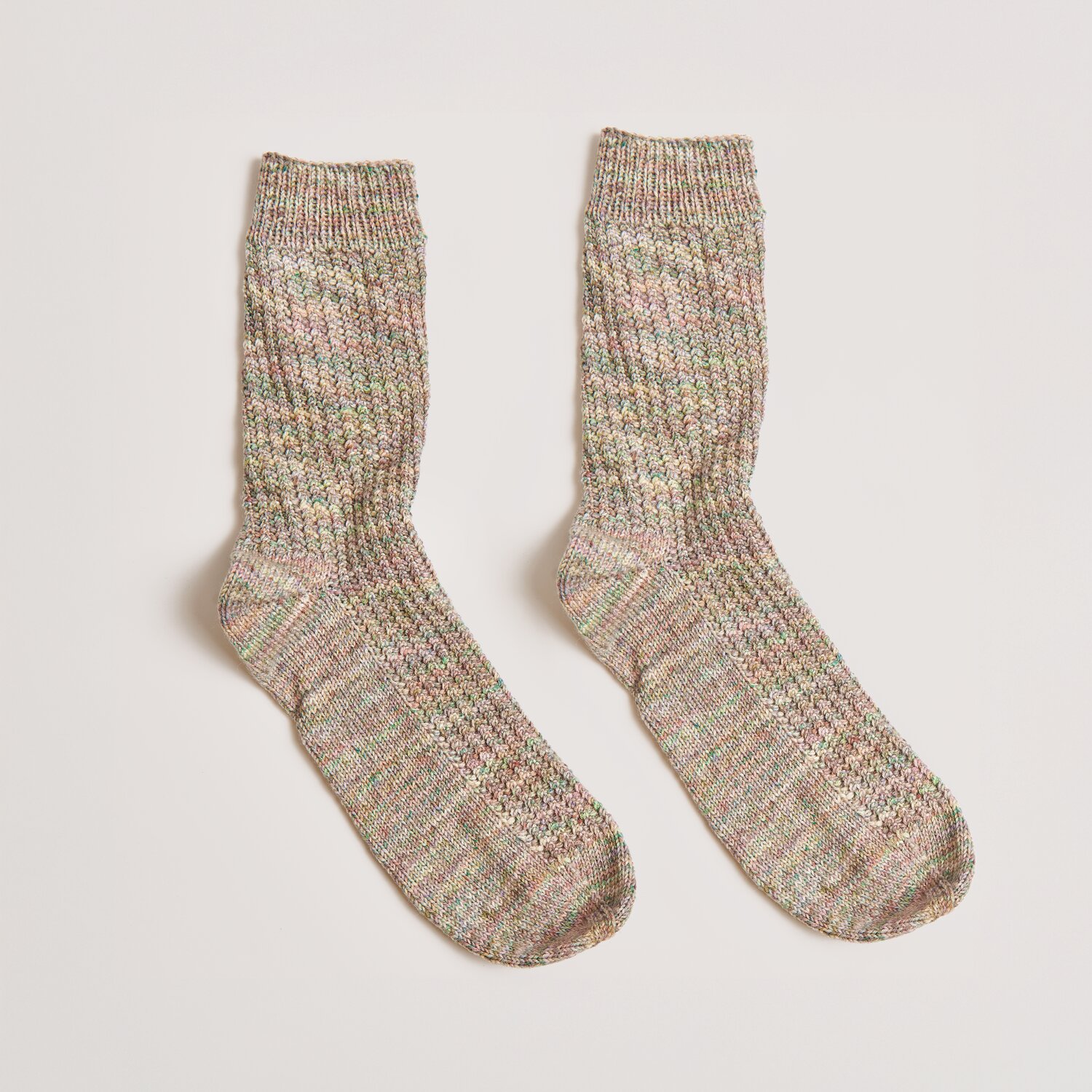 Strickset Socken Modell 04 aus Die Neue Masche No. 13, gestrickt aus Merino Multicolor-Garn.