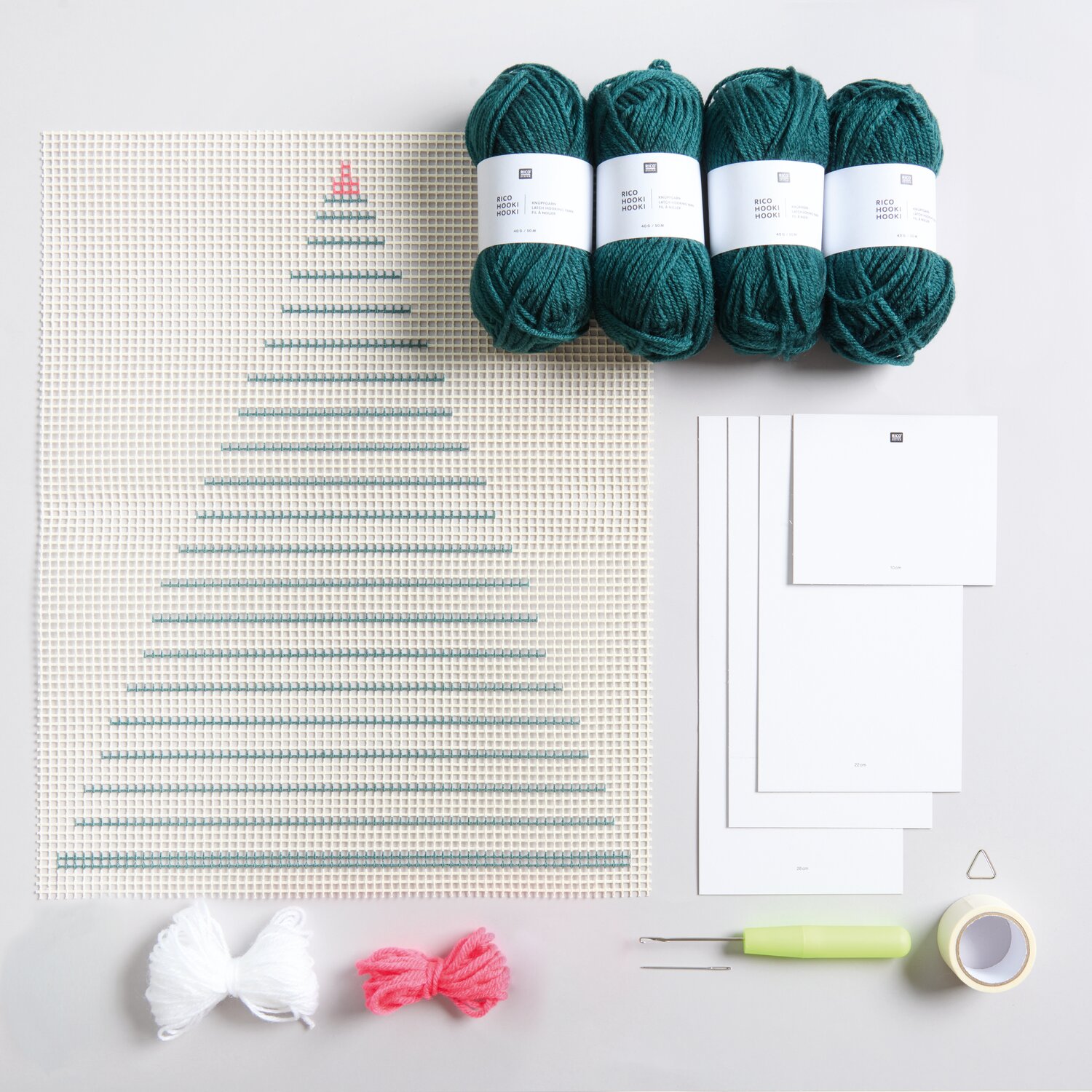 Rico Hooki Hooki Knüpfset Wandbehang Tannenbaum mit grünem Garn, 44x48cm, inkl. Zubehör.