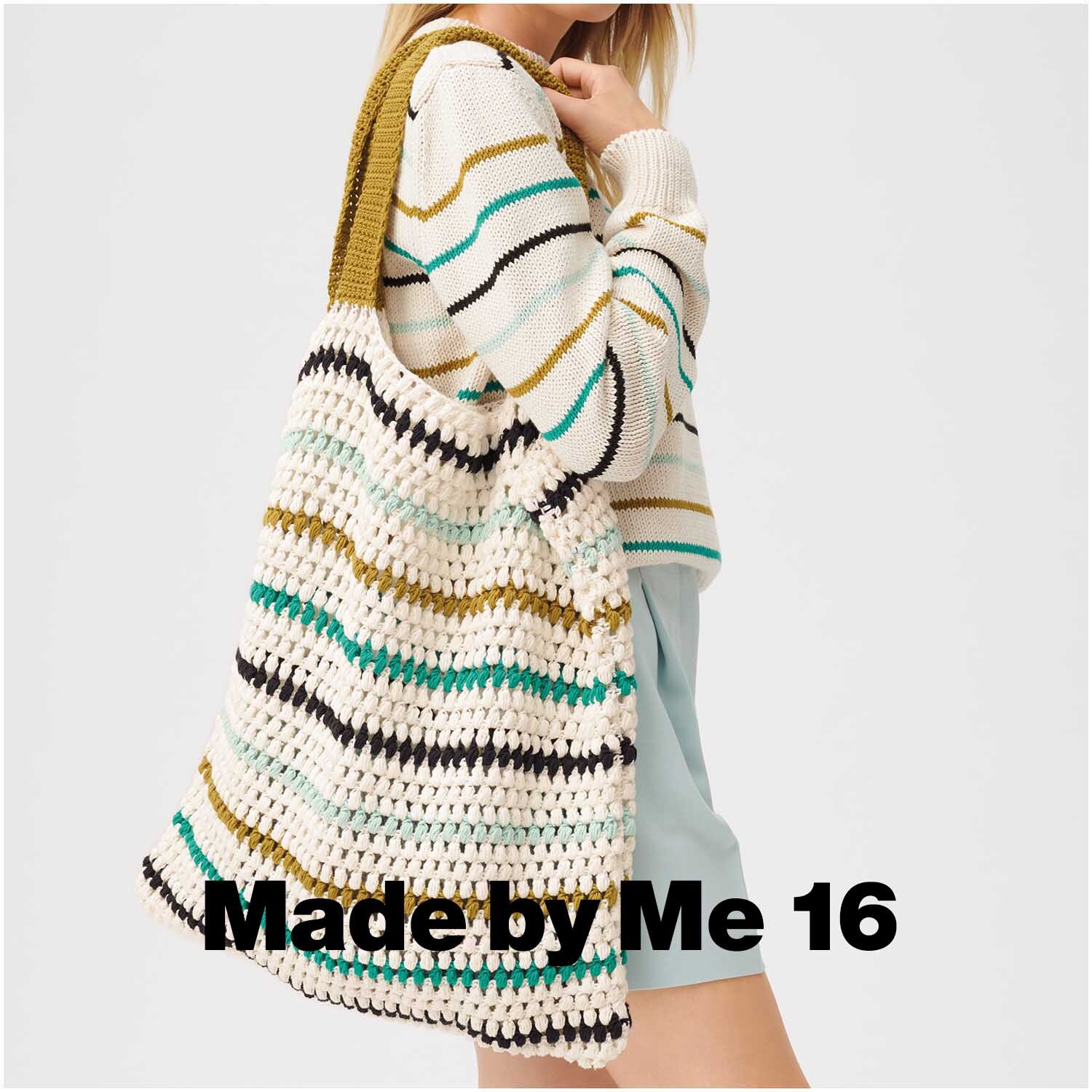 Essentials Organic Cotton aran: Frau mit gestreiftem Pullover und passender Tasche aus Bio-Baumwolle von Rico Design.