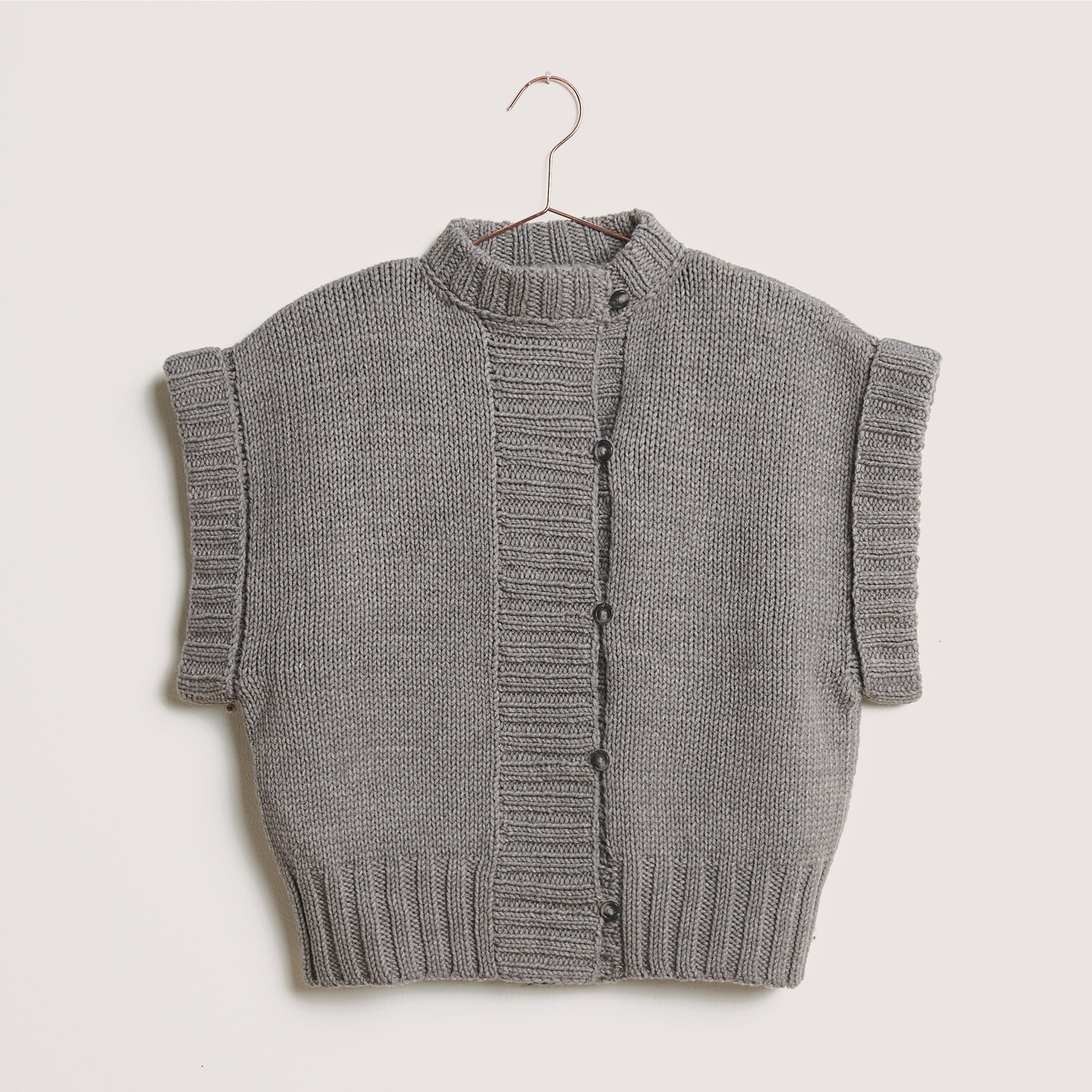 Gestrickte Weste Gestrickte Weste in grau, kurzärmelig