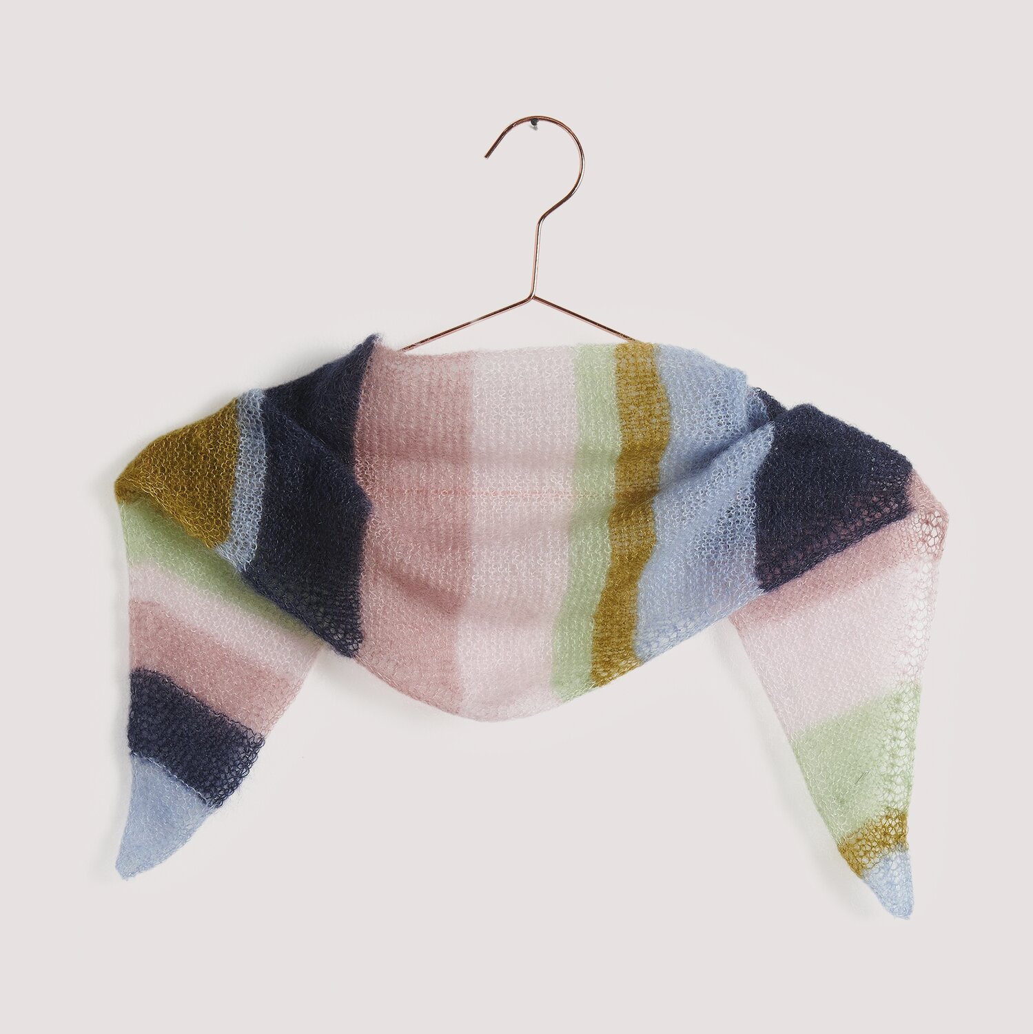 Gestricktes Dreieckstuch auf Bügel in unterschiedlichen Farbtönen