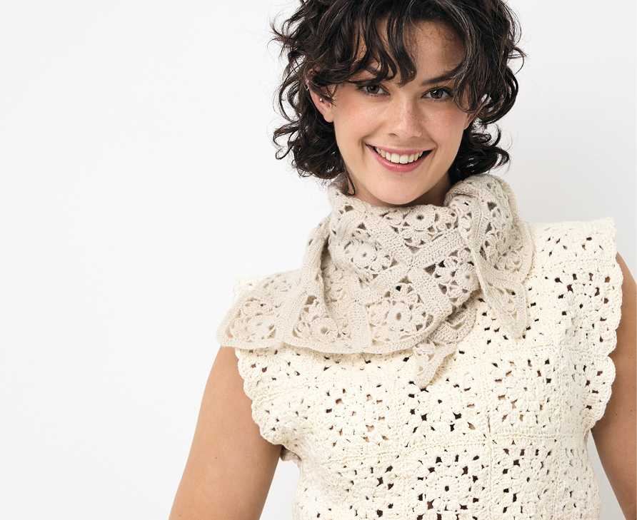 Model mit Strickmütze und Strickpullover mit hohem Kragen