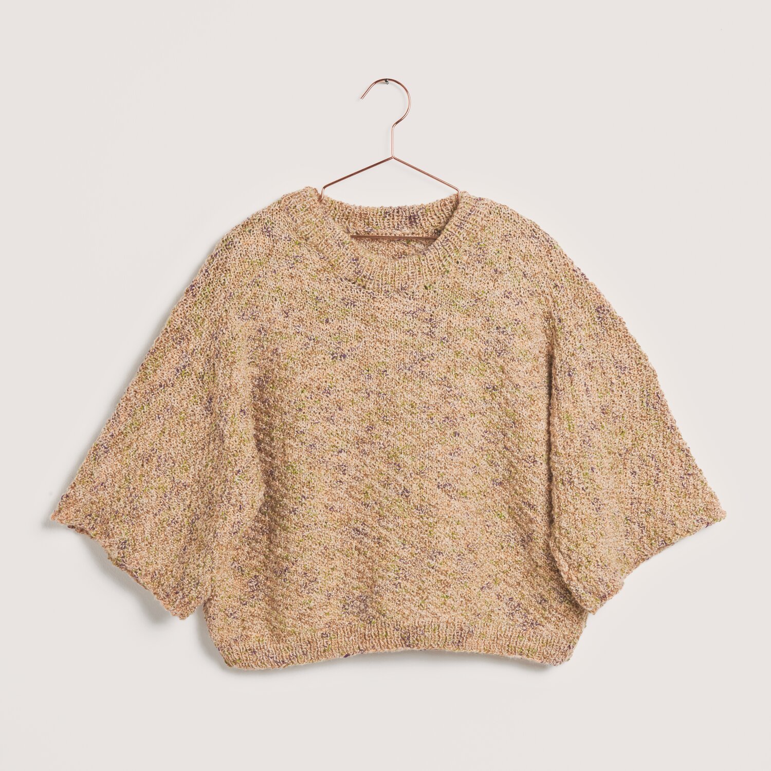 Made by Me No. 22 Frühjahr-Sommer Pullover in Pfirsich auf einem Kleiderbügel, gestrickt aus Creative Lazy Hazy Summer Cotton dk.