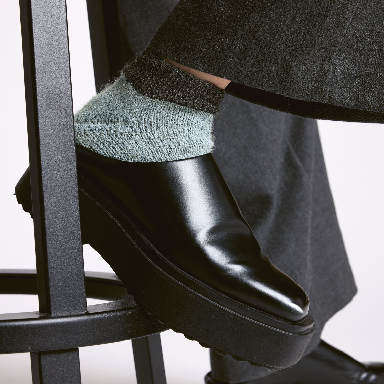Strickset Socken Modell 10: Graue Socken aus Premium Natural Fibres, getragen mit schwarzen Schuhen.
