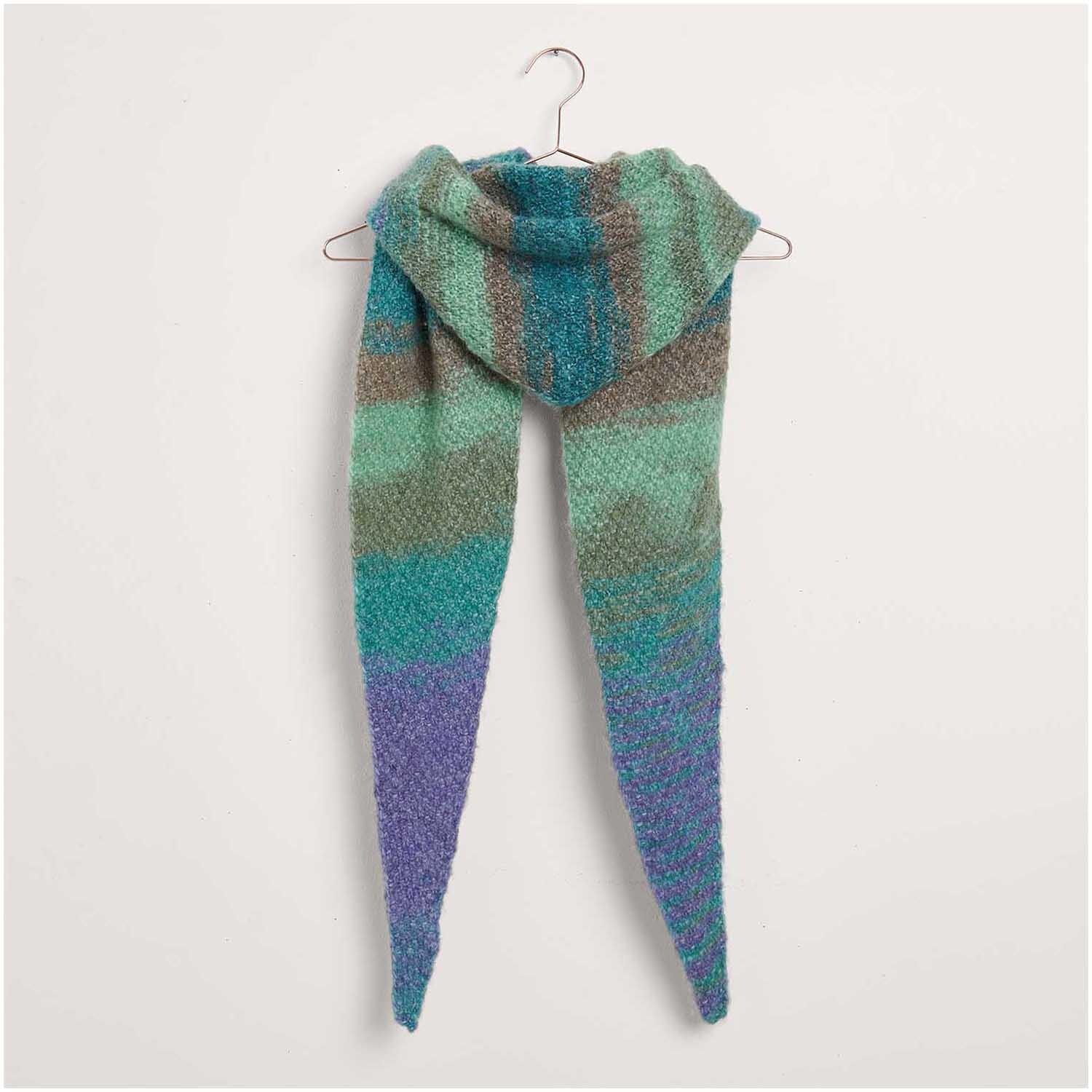 Strickset Dreieckstuch Modell 21 aus Creative Painted Power Special, gehängt, in Blau- und Grüntönen. Ideal für stilvolle Handarbeitsprojekte.