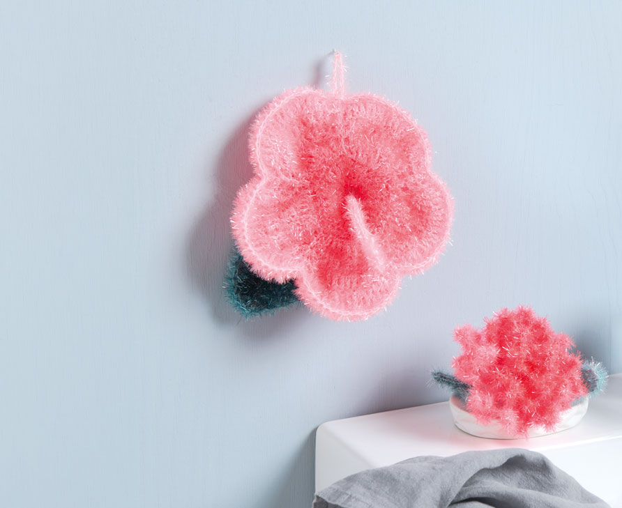 Gehäkelte Blumen aus Schwanngarn im Badezimmer