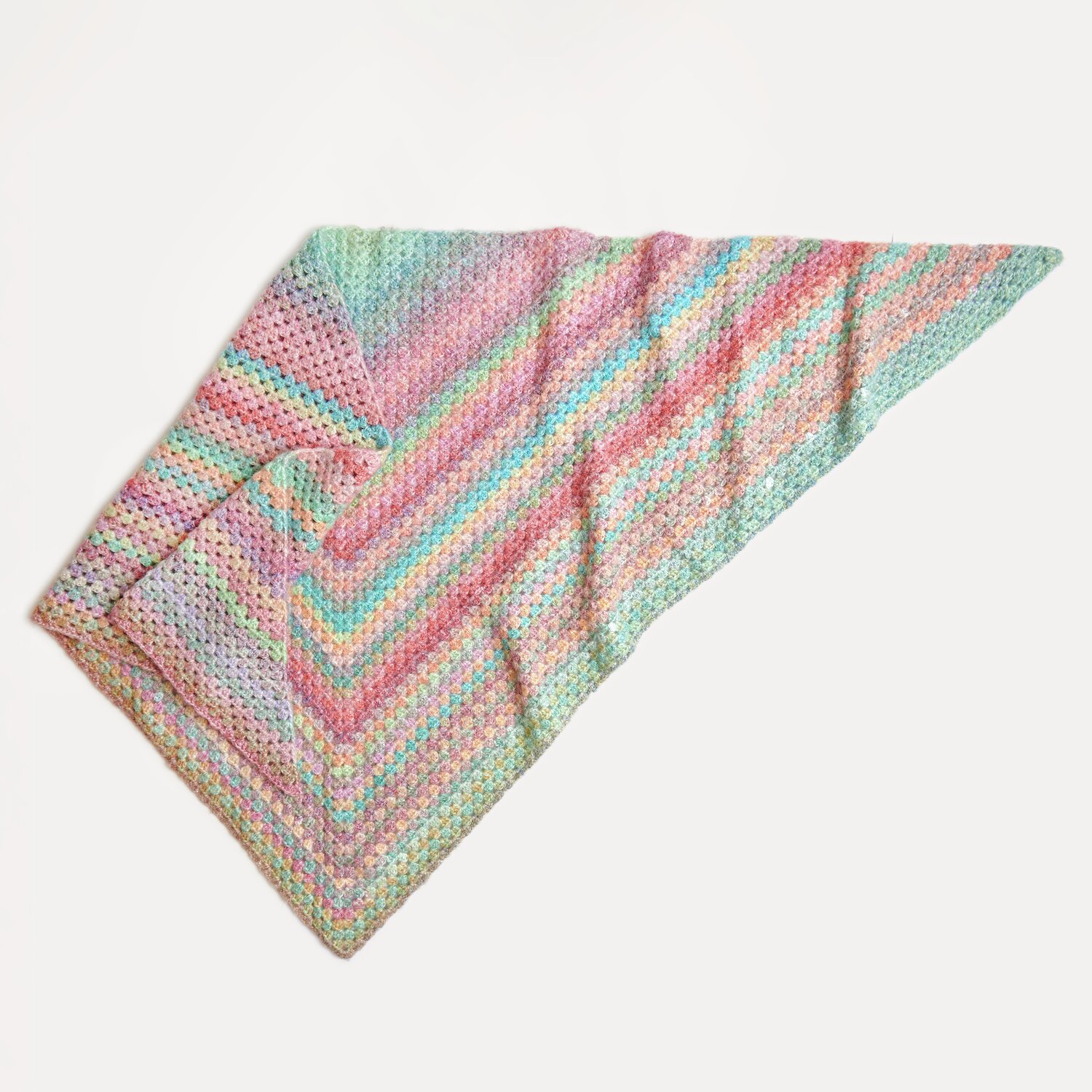 Creative Painted Power: Dreieckstuch in Regenbogenfarben, gestrickt aus Rico Design Wolle.