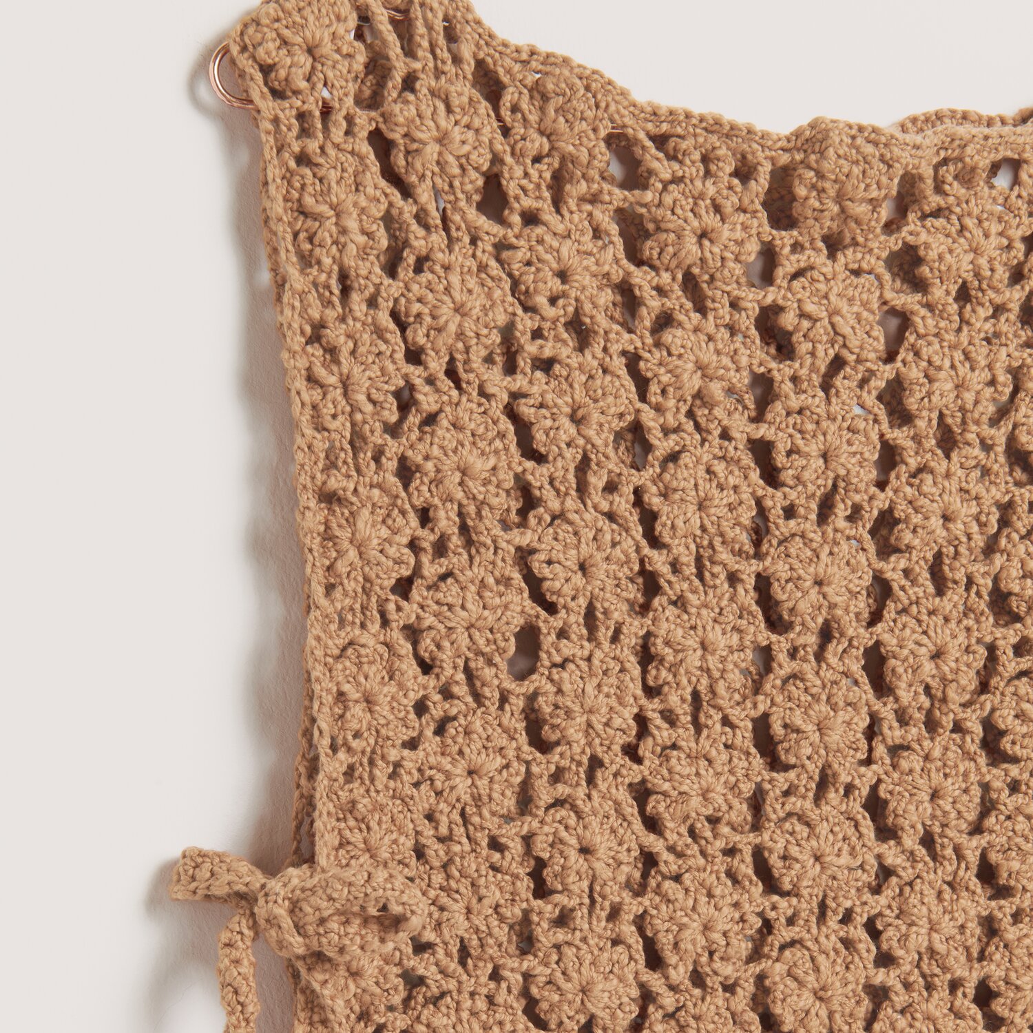 Made by Me No. 22 Frühjahr-Sommer: Gehäkeltes Muster in Nougat, ideal für leichte Sommermode.