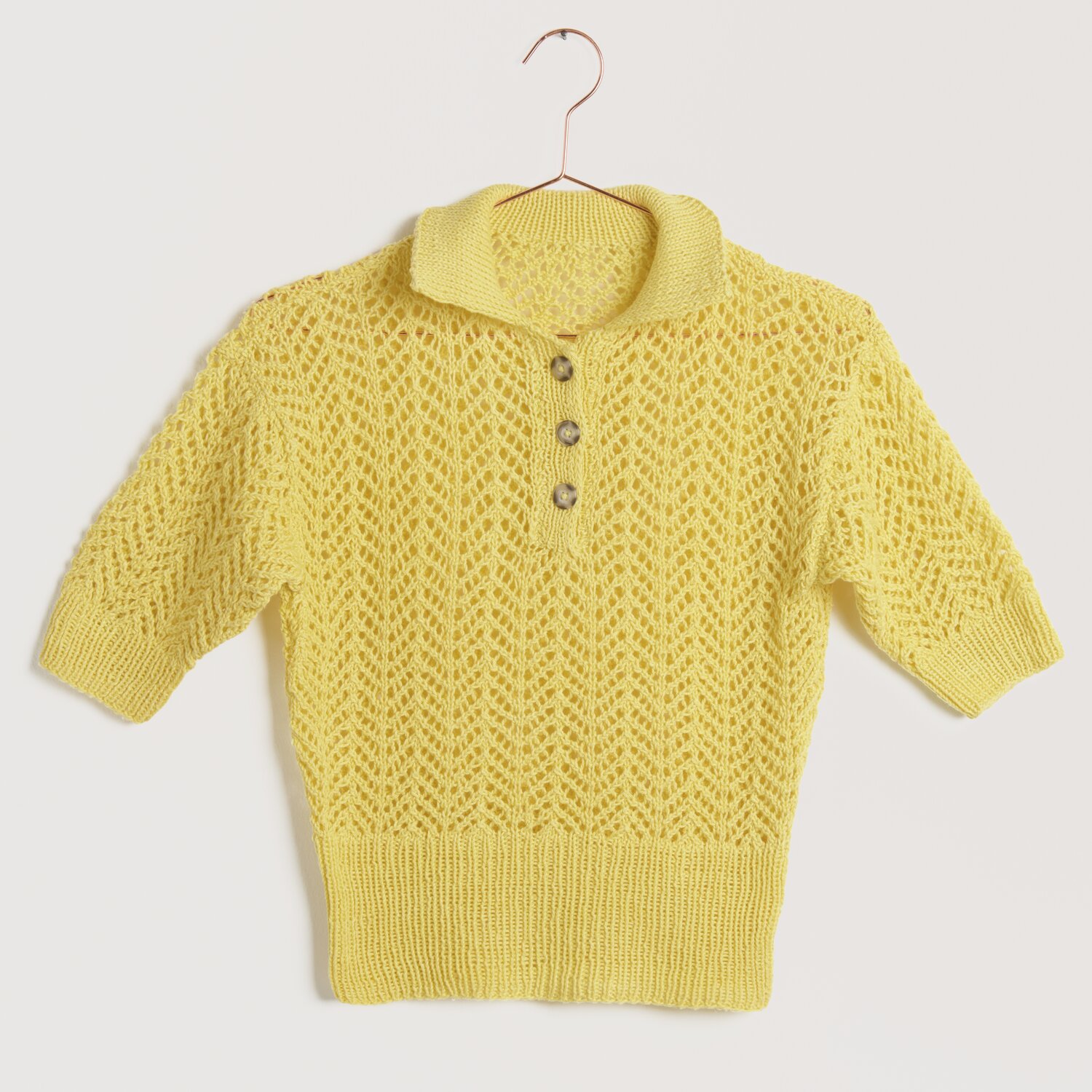 Strickset Poloshirt Modell 04 aus Lovewool No. 22 in Vanille, mit kurzem Arm und Knopfleiste. Ideal für Frühjahr-Sommer von Rico Design.