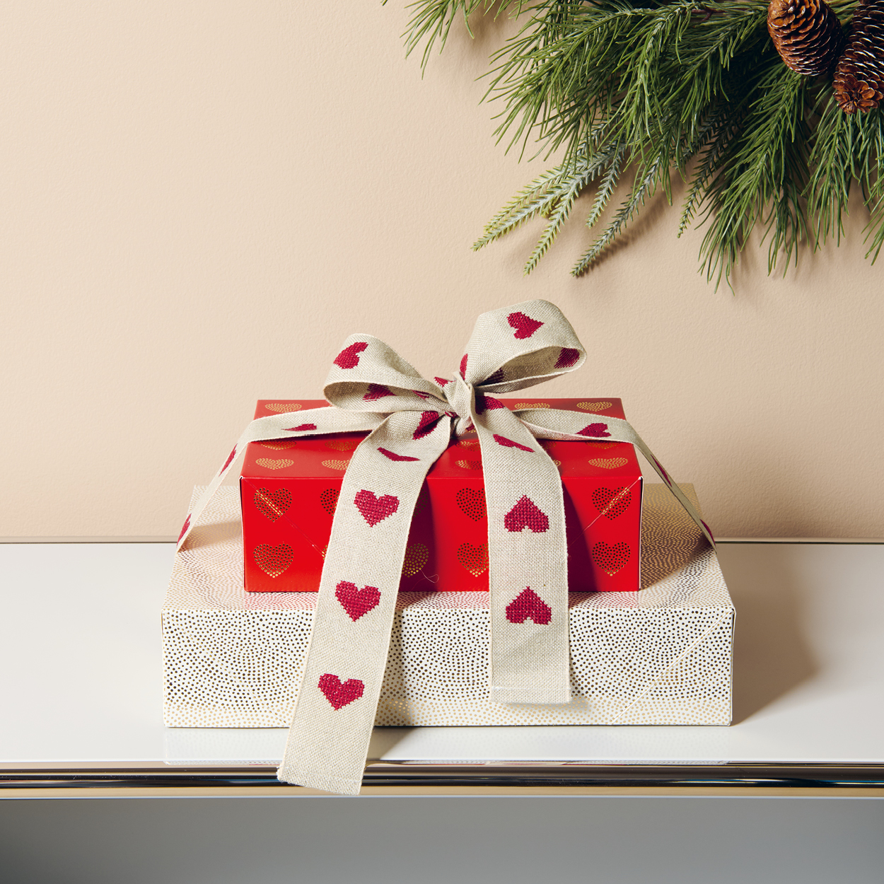 2 Geschenke mit Geschenkband mit gestickten Herzen