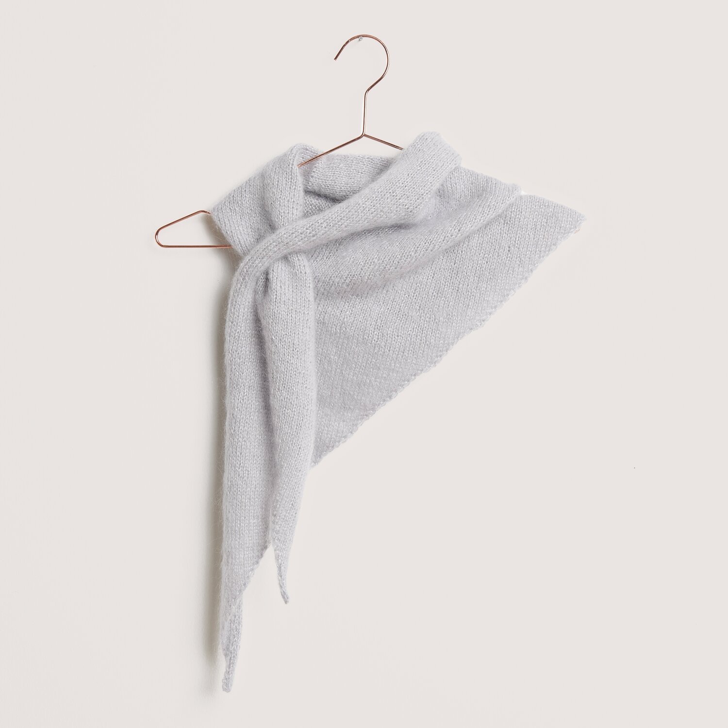 Gestricktes Dreieckstuch Gestricktes Dreieckstuch in hellen Farben