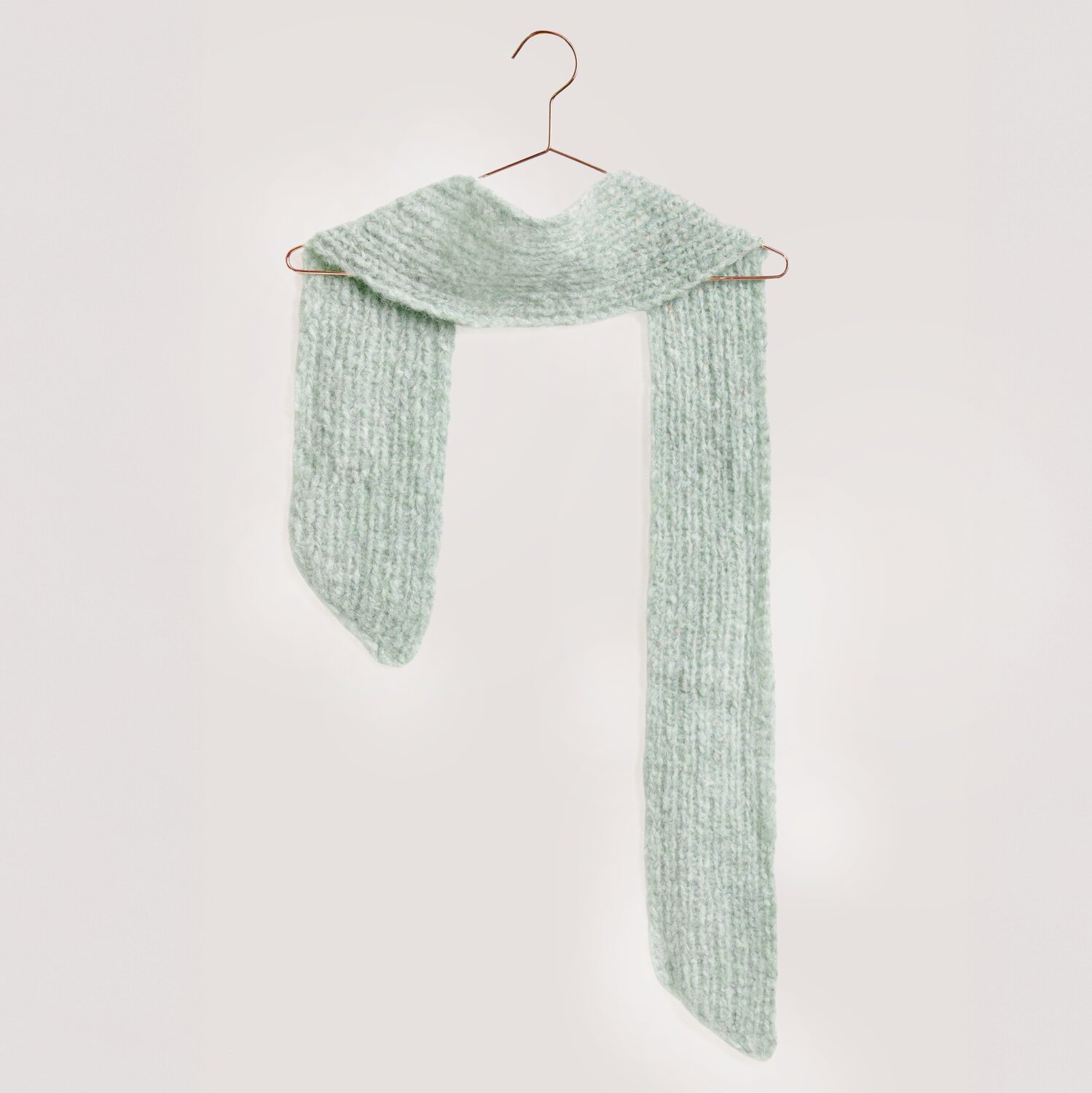 Strickset Schal Modell 26 in Mint aus Fashion Alpaca Superfine Heavens Uni, präsentiert auf einem Kleiderbügel. Ideal für die Herbstkollektion.