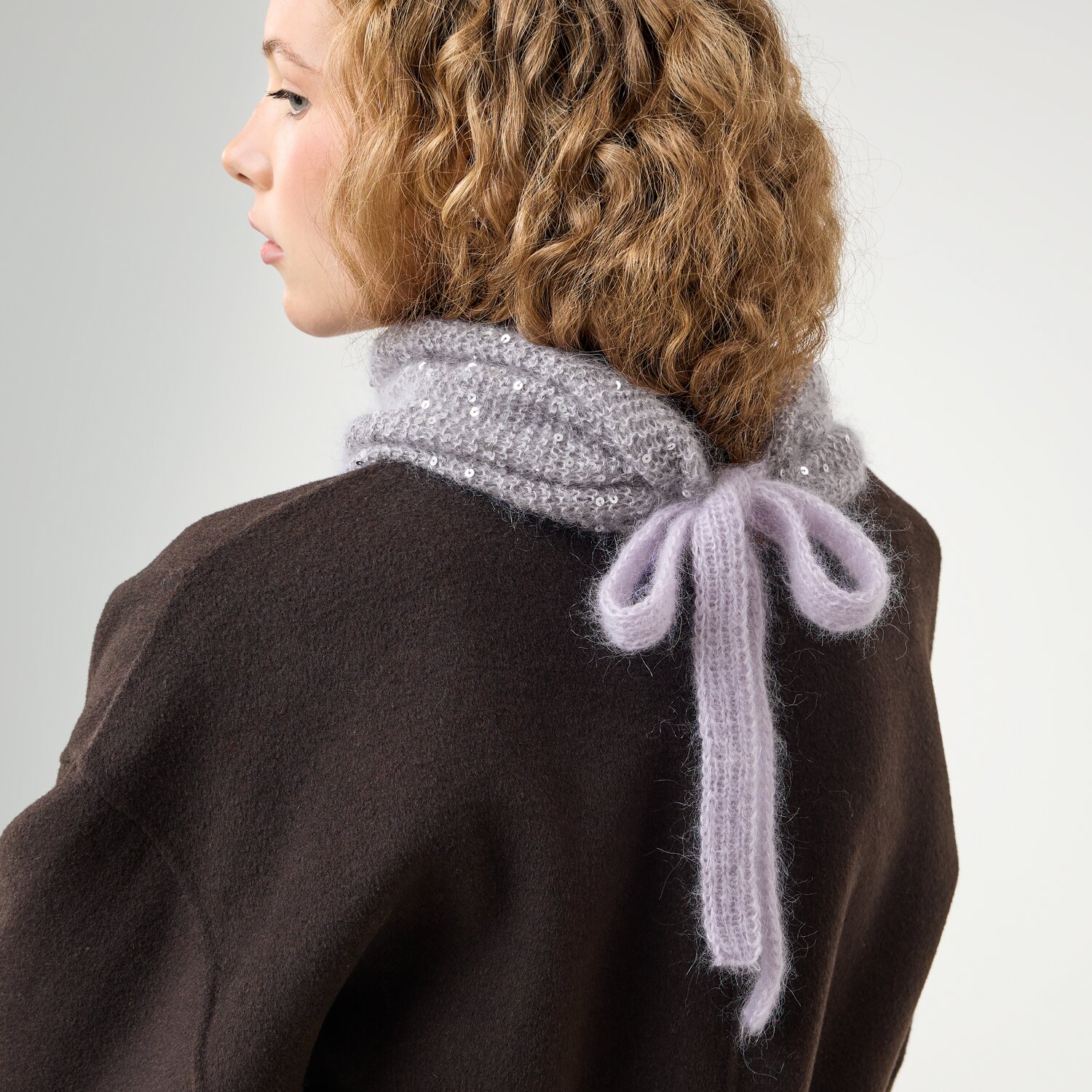 Strickset Schalkragen Modell 21a aus Die Neue Masche No. 16, seitlich getragener, flauschiger Strickkragen mit langer Schleife im Nacken auf dunkelbraunem Mantel