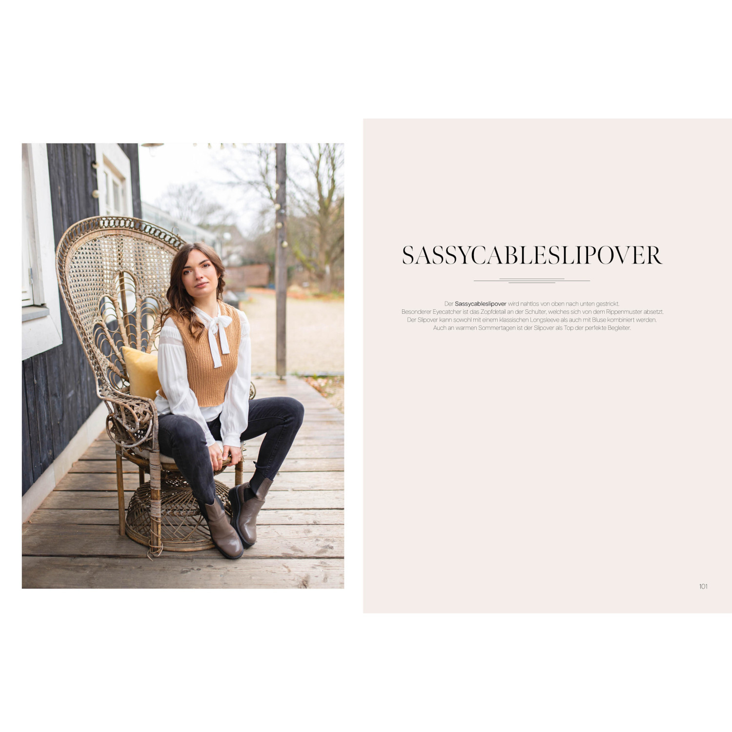 Fall(ing) for Knits - Mode stricken in Herbst- und Erdtönen. Frau im SassyCablesSlipover sitzt auf Veranda.